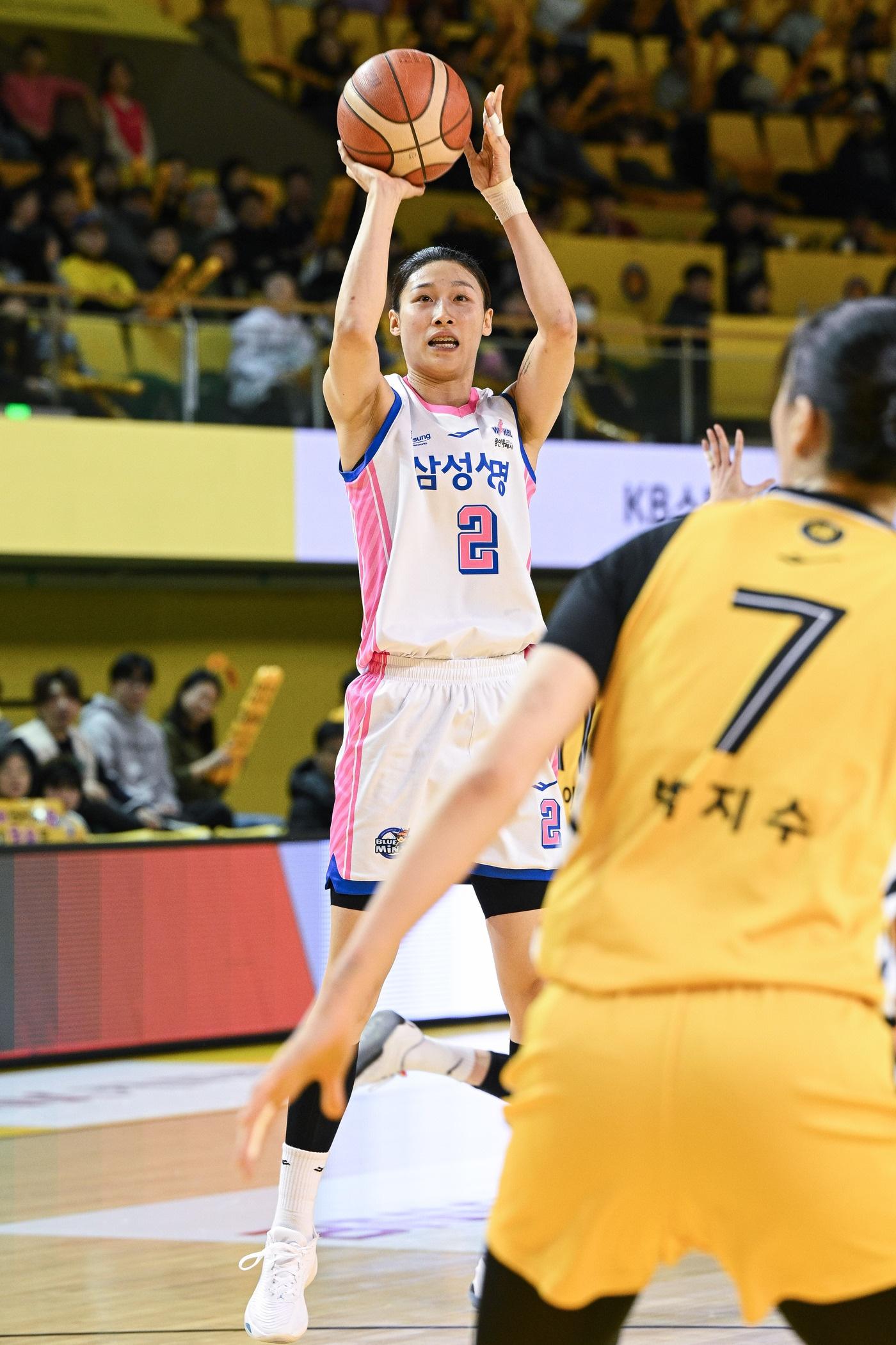 본문 이미지 - 여자농구 삼성생명 이해란이 19일 KB스타즈와 경기에서 슛을 쏘고 있다.(WKBL 제공)