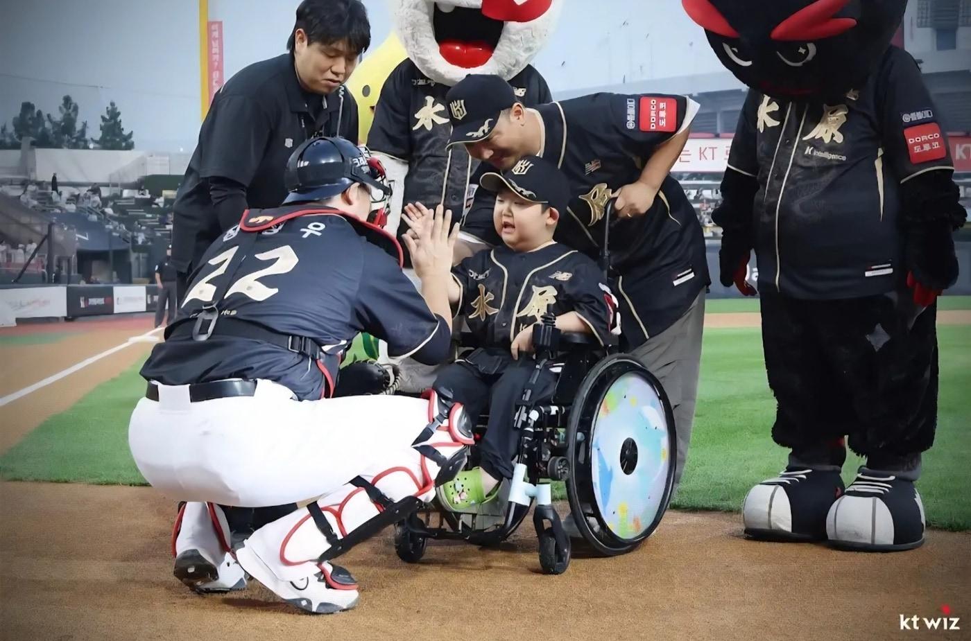 본문 이미지 - 지난해 9월 9일 김도겸 군이 KT 위즈 경기에서 시구 후 하이파이브 세리머니를 하고 있다.(KT 위즈, 보호자 제공)