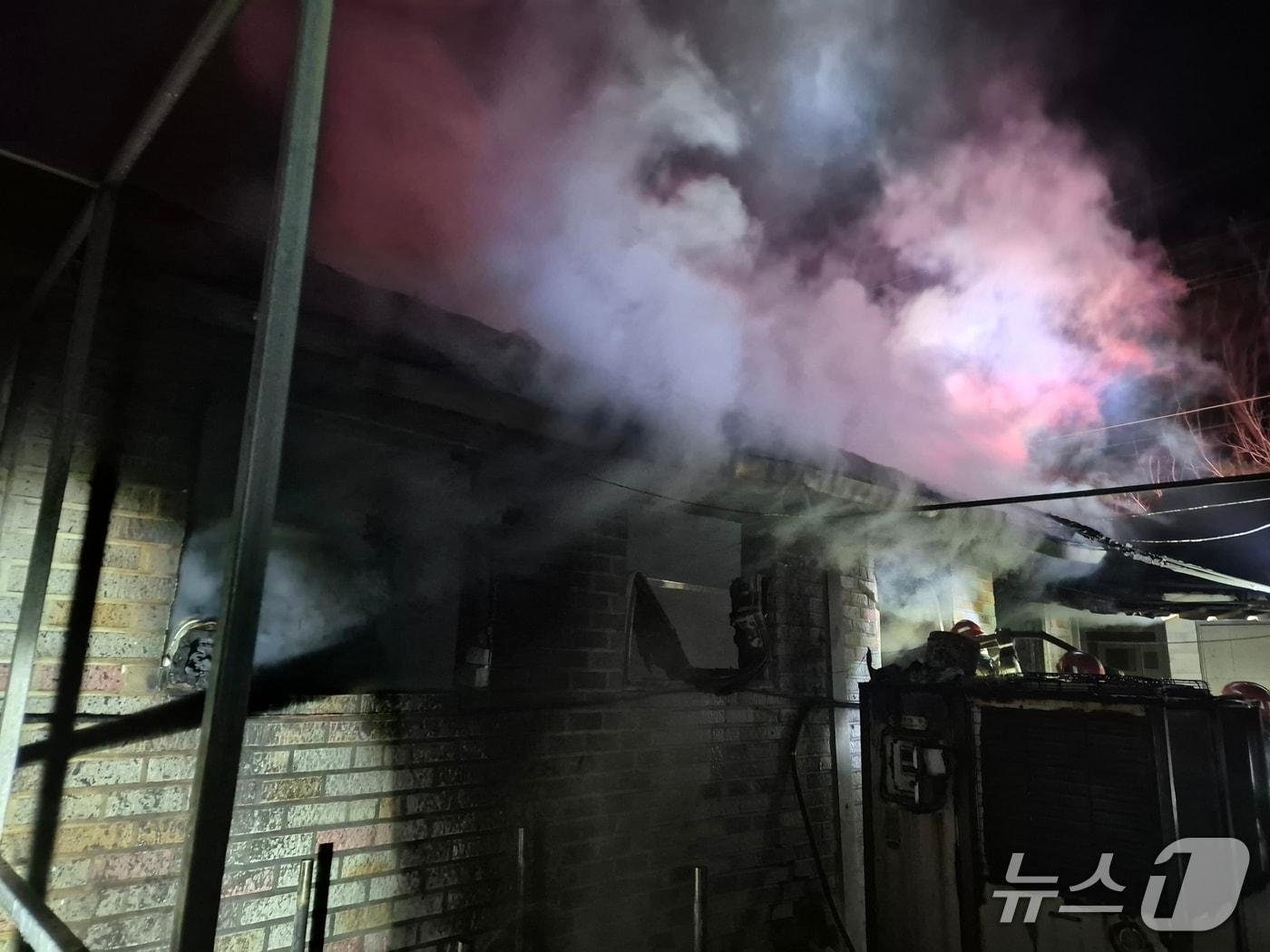 본문 이미지 - 공주 우성면 동곡리 돈사 화재 현장. (공주소방서 제공, 재판매 및 DB금지) / 뉴스1 