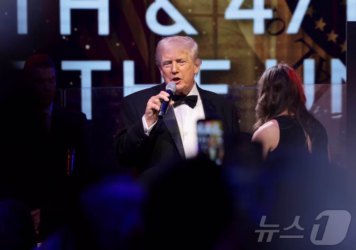 미국 플로리다주 팜비치 마러라고 리조트에서 열린 새해전야 파티에 참석한 도널드 트럼프 대통령. 2025.12.31. ⓒ 로이터=뉴스1