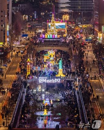 본문 이미지 - 2025 서울빛초롱축제 전경(서울관광재단 제공) ⓒ News1 윤슬빈 관광전문기자