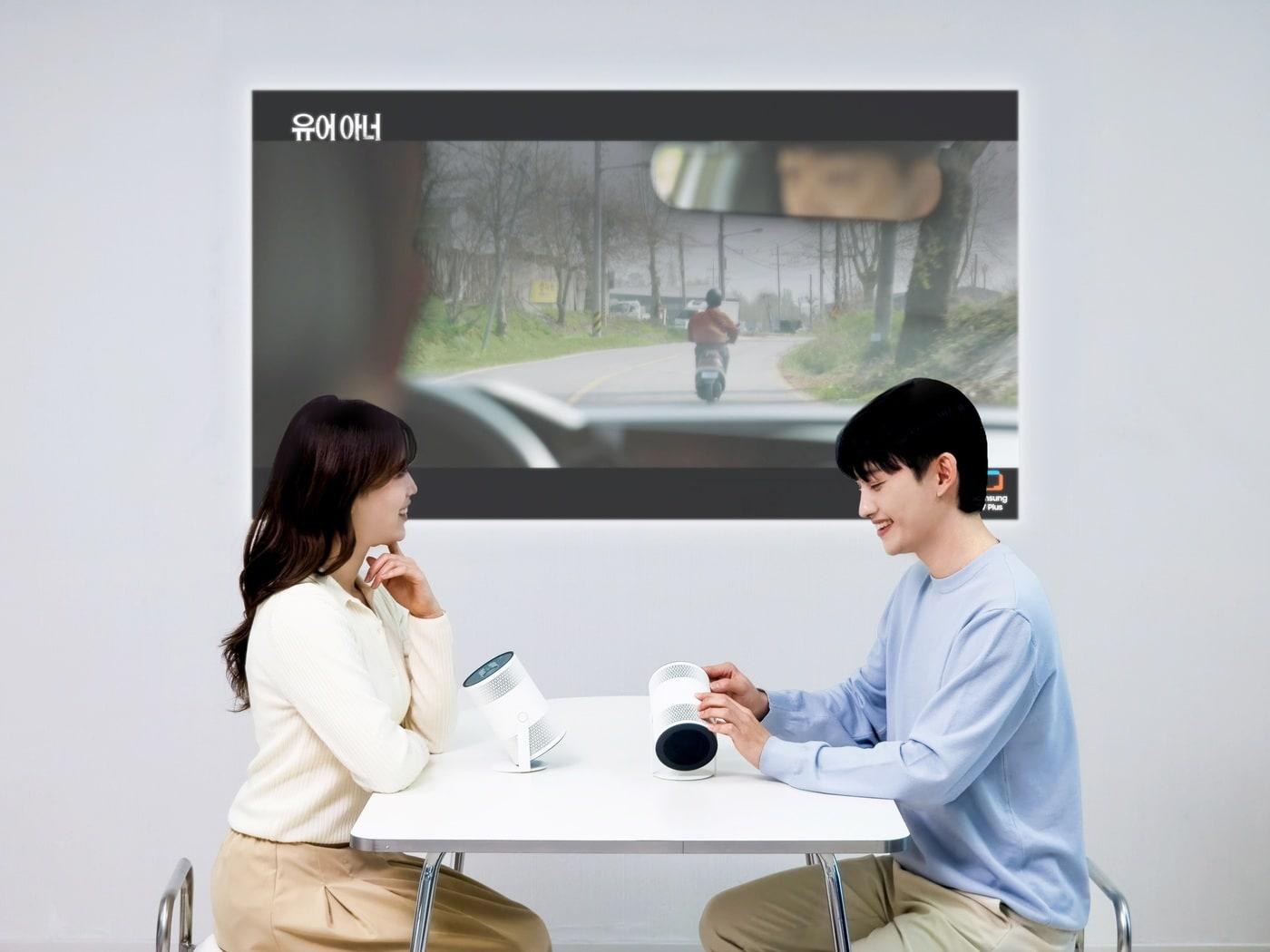 본문 이미지 - 삼성전자 모델이 혁신적인 AI 포터블 프로젝터 '더 프리스타일+'를 소개하고 있다(삼성전자 제공). ⓒ 뉴스1