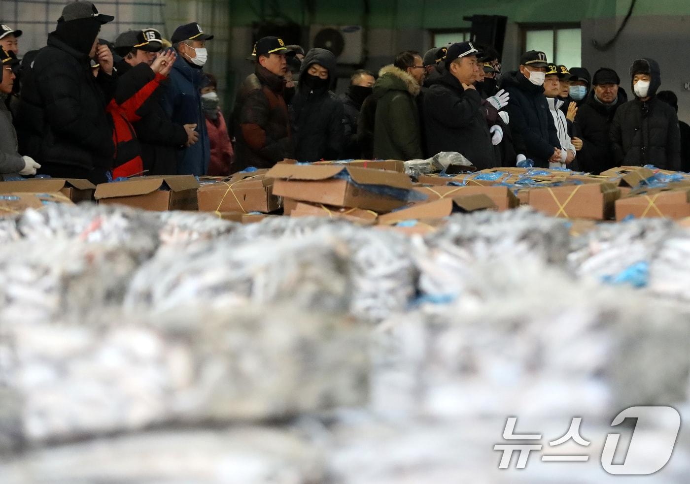 본문 이미지 - 지난해 2일 새해 첫 수산물 경매가 진행되는 모습 2026.1.2 ⓒ 뉴스1 윤일지 기자