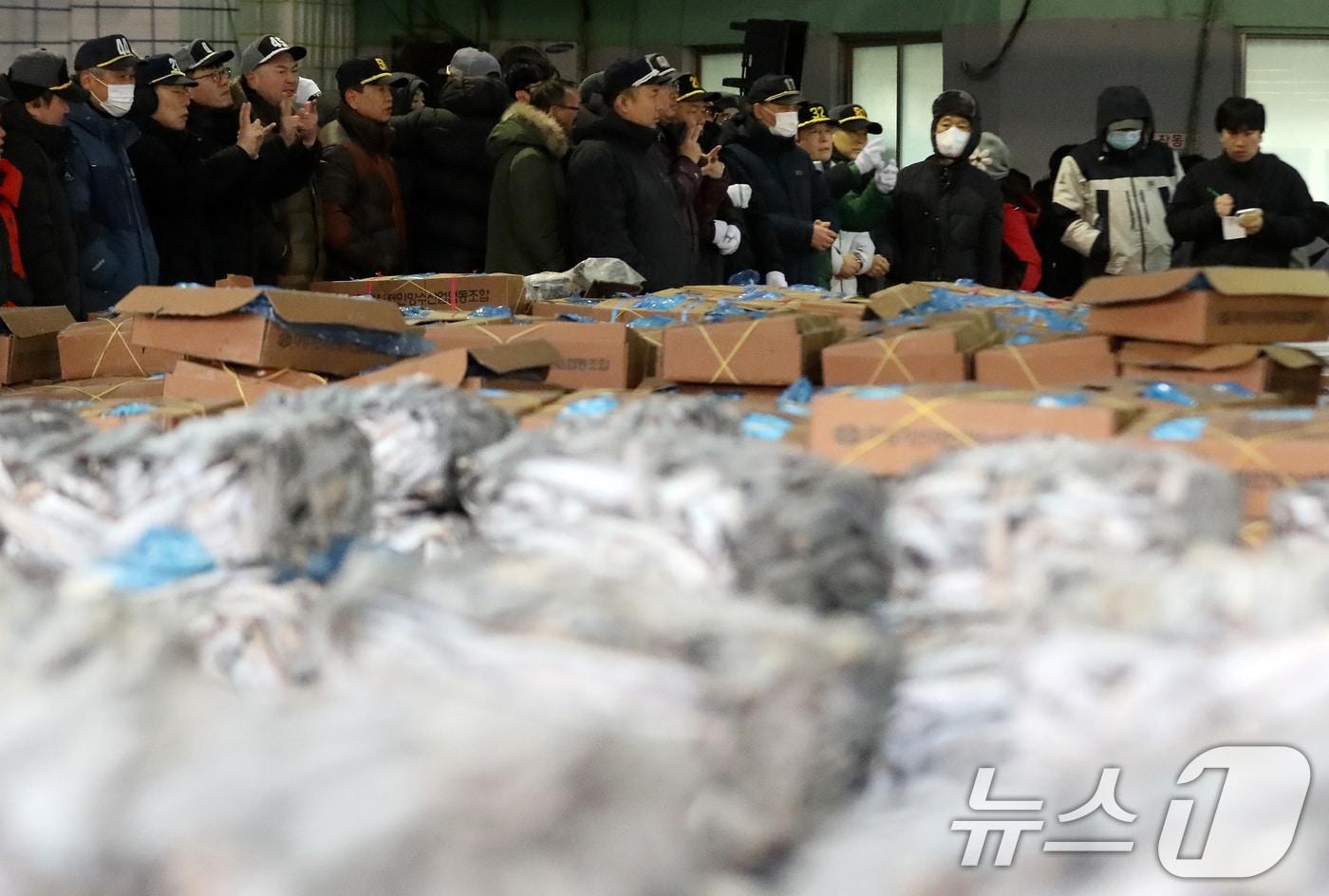 본문 이미지 - 부산 서구 부산공동어시장에서 중도매인들이 힘찬 손짓으로 새해 첫 수산물 경매를 진행하고 있다. 2026.1.2 ⓒ 뉴스1 윤일지 기자