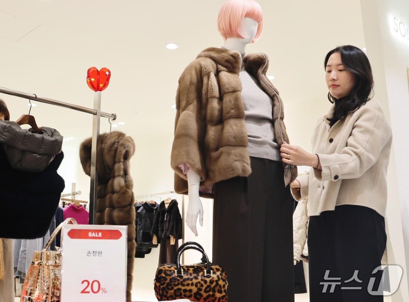 본문 이미지 - 대구지역 롯데백화점이 2~18일 병오년 신년 정기세일을 진행한다. 대구점 3층 '손정완' 매장 직원이 세일을 맞아 겨울 상품을 진열하는 모습.(롯데백화점 대구점 제공, 재판매 및 DB 금지)