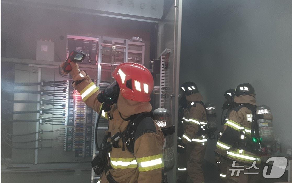 본문 이미지 - 1일 오후 10시 6분쯤 경북 영주시 조암동 한 아파트 전기실에서 불이나 소방 당국이 진화하고 있다.(경북소방본부 제공. 재판매 및 DB 금지)2026.1.2/뉴스1
