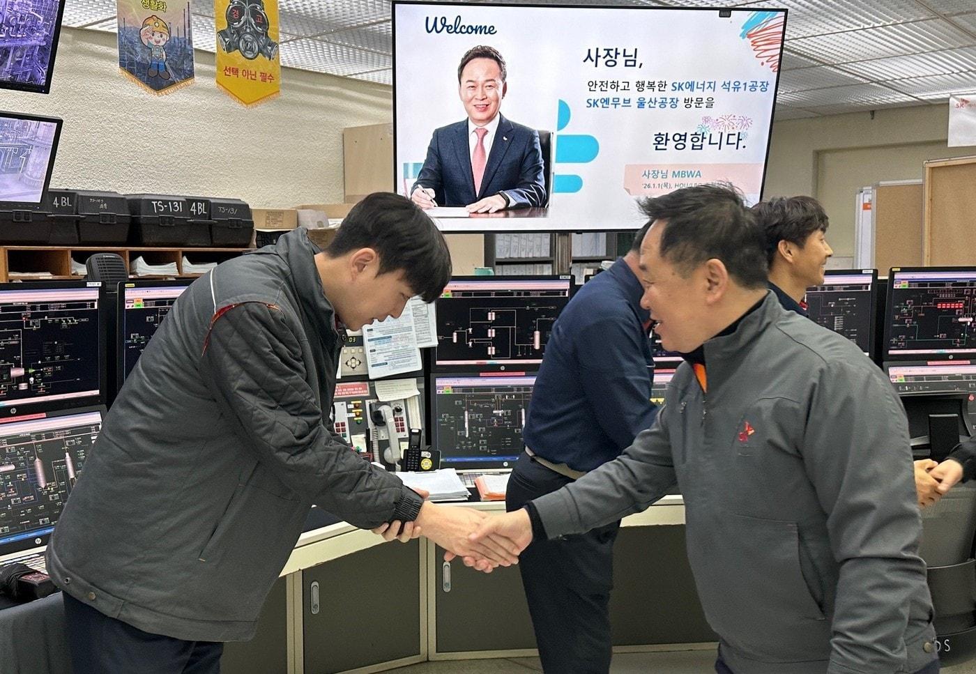 장용호 SK이노베이션 총괄사장이 2026년 새해 첫 날인 지난 1일 SK이노베이션 울산 콤플렉스를 찾아 안정조업과 운영개선(O/I)에 최선을 다해준 구성원들을 격려하고 있다(SK이노베이션 제공). ⓒ 뉴스1