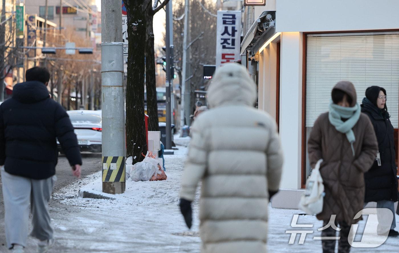전남 장성에 최대 11.4㎝의 눈이 내린 2일 광주 북구 오치동에서 시민들이 중무장한 채 출근길에 나서고 있다. 2026.1.2/뉴스1 ⓒ News1 박지현 기자