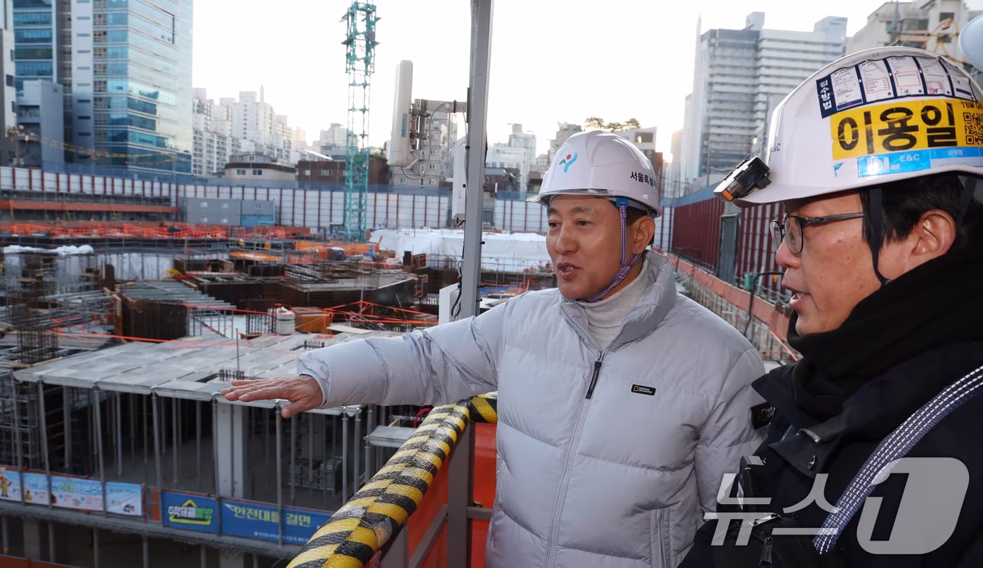 오세훈 서울시장이 2일 서울 영등포구 유원제일1차 재건축공사 현장에서 신년 민간건축현장 안전점검을 하고 있다. 2026.1.2/뉴스1 ⓒ News1 김명섭 기자