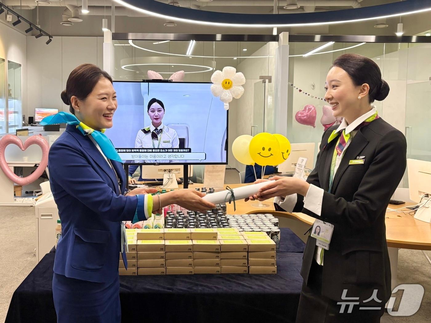 본문 이미지 - 지난 1일 에어부산 사옥 내 객실브리핑실에서 에어부산 객실승무원이 진에어 객실승무원을 맞이해 브리핑실 공동 사용 기념 환영 행사를 실시하고 있다.(에어부산 제공). 2026.01.02/뉴스1 