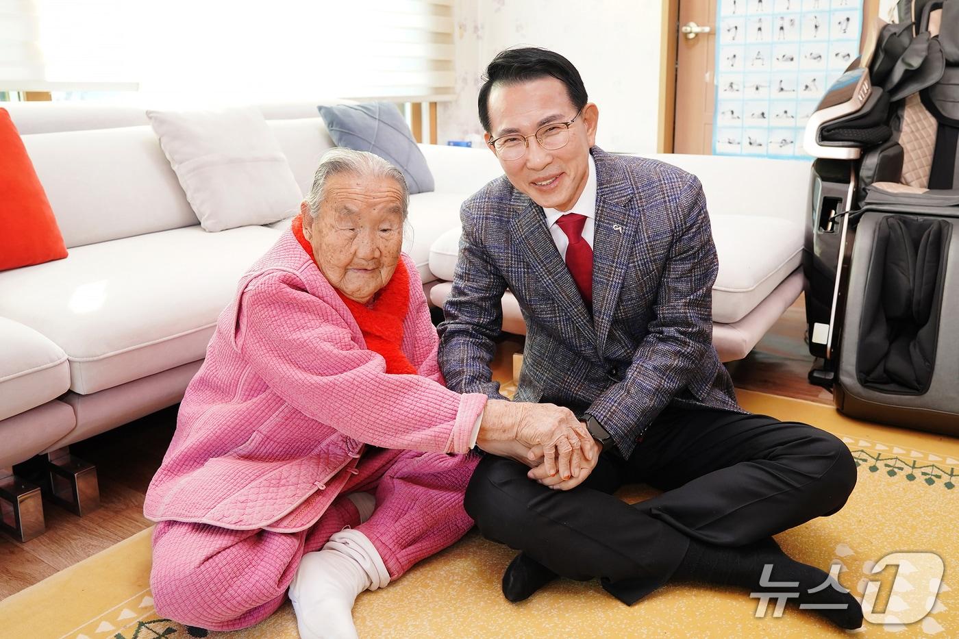 이완섭 서산시장은 병오년 새해를 맞아 장수 인지면 김근해 어르신 가정을 방문해 새해 인사를 하고 있다.(서산시 제공. 재판매 및 DB금지)2026.1.2/뉴스1