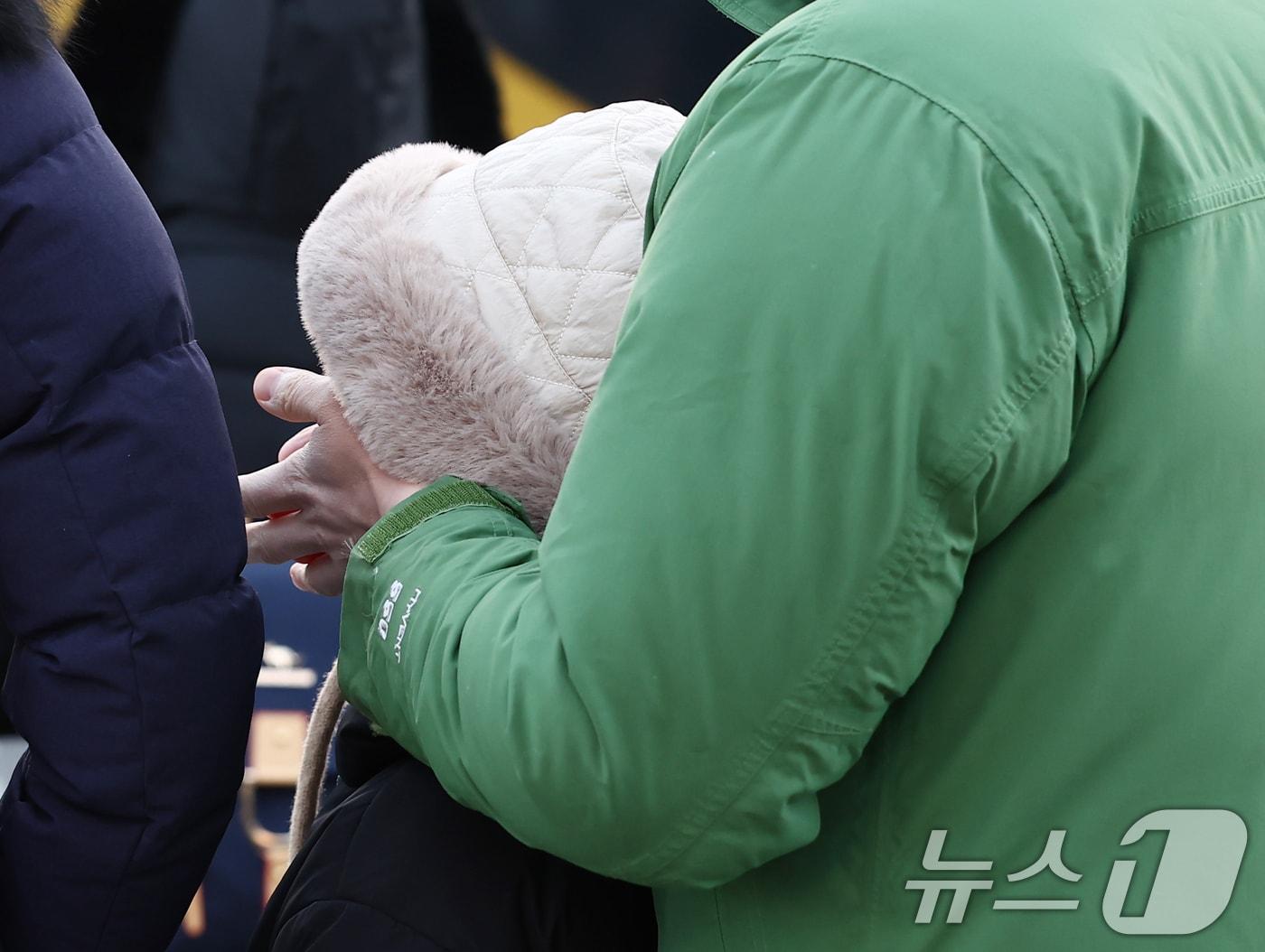 본문 이미지 - 서울이 영하 12도까지 내려가는 등 강추위를 보인 2일 오전 서울 종로구 광화문 네거리에서 한 아버지가 아이의 얼굴을 감싸주고 있다. 2026.1.2/뉴스1 ⓒ News1 김민지 기자