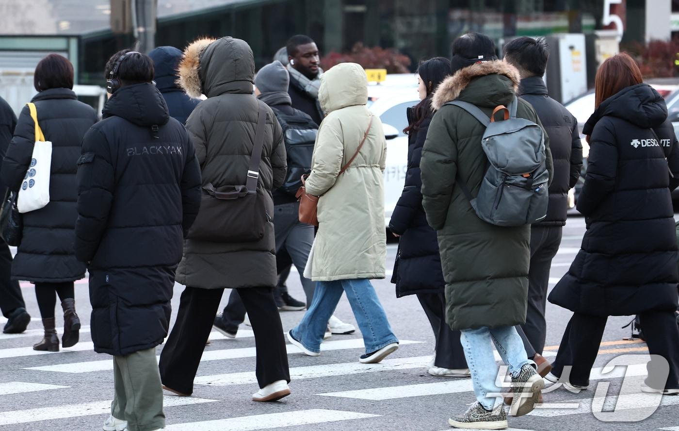 추위에 두꺼운 옷 입은 시민들.(뉴스1 DB)