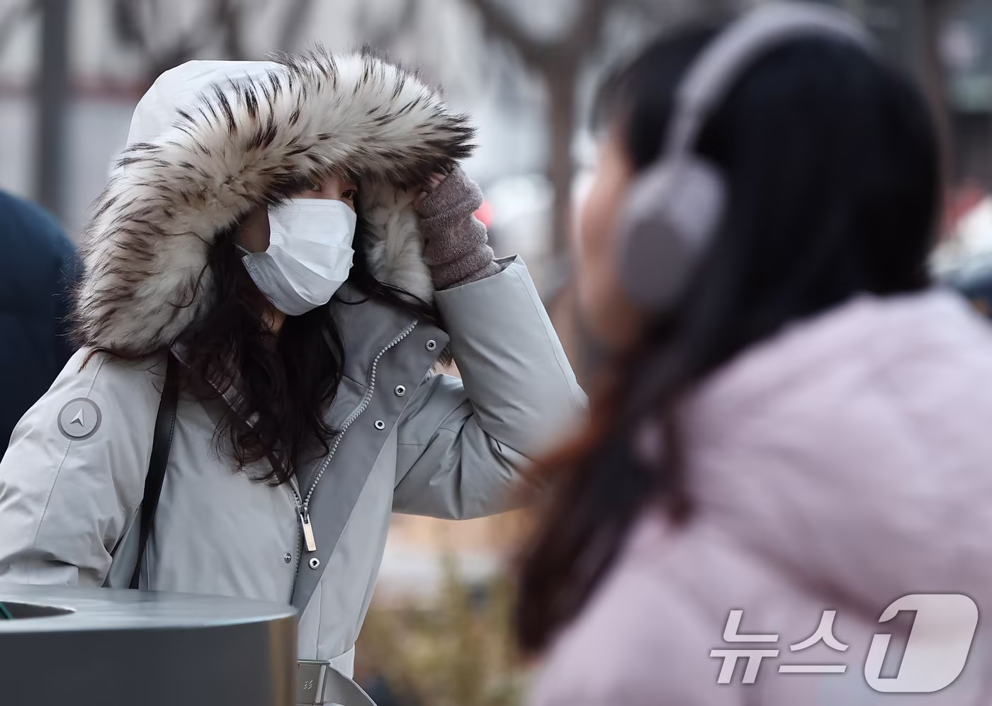 강추위를 보인 지난 2일 오전 서울 종로구 광화문 네거리에서 시민들이 발걸음을 옮기고 있다. 2026.1.2/뉴스1 ⓒ News1 김민지 기자