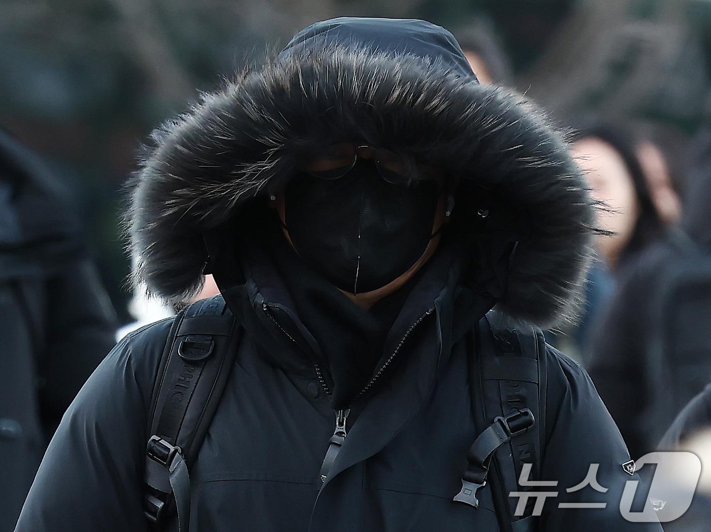 본문 이미지 - 서울이 영하 12도까지 내려가는 등 강추위를 보인 2일 오전 서울 종로구 광화문 네거리에서 시민들이 발걸음을 옮기고 있다. 2026.1.2/뉴스1 ⓒ News1 김민지 기자