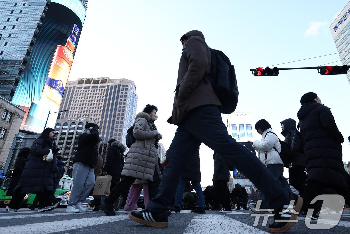 새해 첫 출근일인 2일 오전 서울 종로구 광화문 네거리에서 두꺼운 외투를 입은 시민들이 발걸음을 옮기고 있다. 2026.1.2/뉴스1 ⓒ News1 김민지 기자