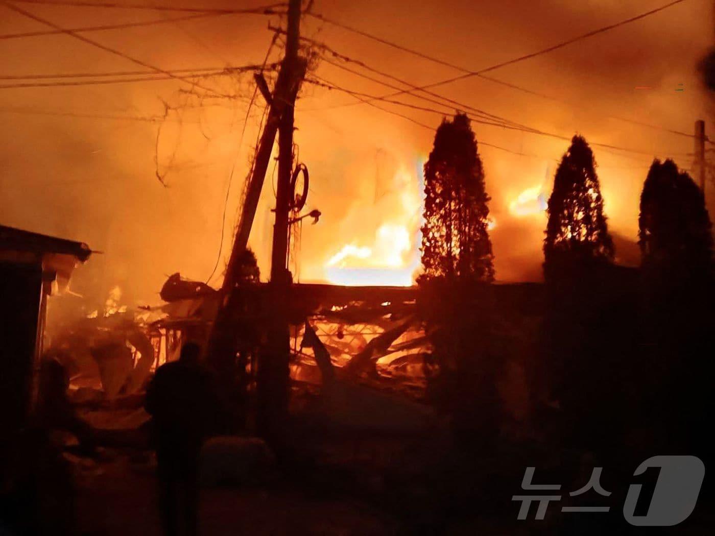 본문 이미지 - 1일(현지시간) 우크라이나 드론 공격을 받은 헤르손 흐롤리의 한 호텔 현장. 러시아가 임명한 헤르손 지역 행정 책임자 블라디미르 살도가 배포한 사진. 2026.01.01. ⓒ AFP=뉴스1