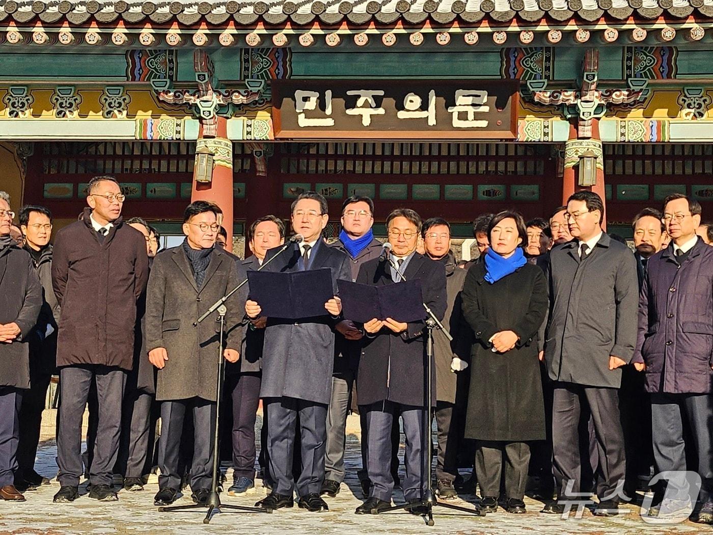 본문 이미지 - 강기정 광주시장과 김영록 전남도지사가 2일 국립5·18민주묘지 민주의 문 앞에서 행정 통합에 대한 발표를 하고 있다.2026.1.2/뉴스1