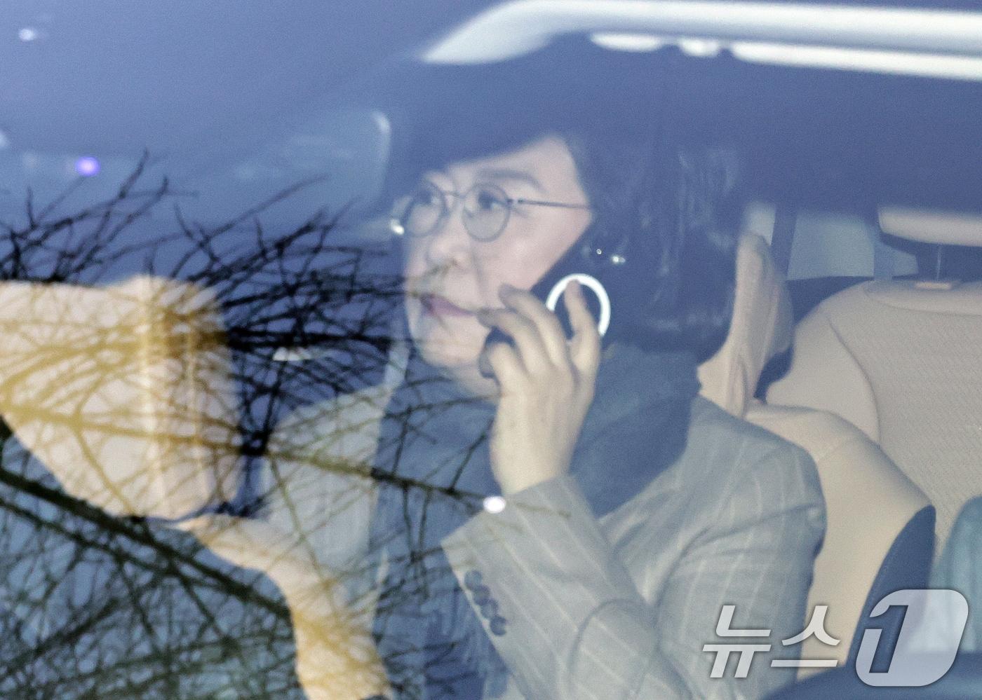 갑질·폭언 등 직장 내 괴롭힘 의혹이 제기된 이혜훈 초대 기획예산처 장관 후보자가 2일 오전 서울 중구 예금보험공사에 마련된 인사청문회 준비 사무실로 출근하며 차량에서 누군가와 전화 통화를 하고 있다. (공동취재) 2026.1.2/뉴스1 ⓒ News1 오대일 기자