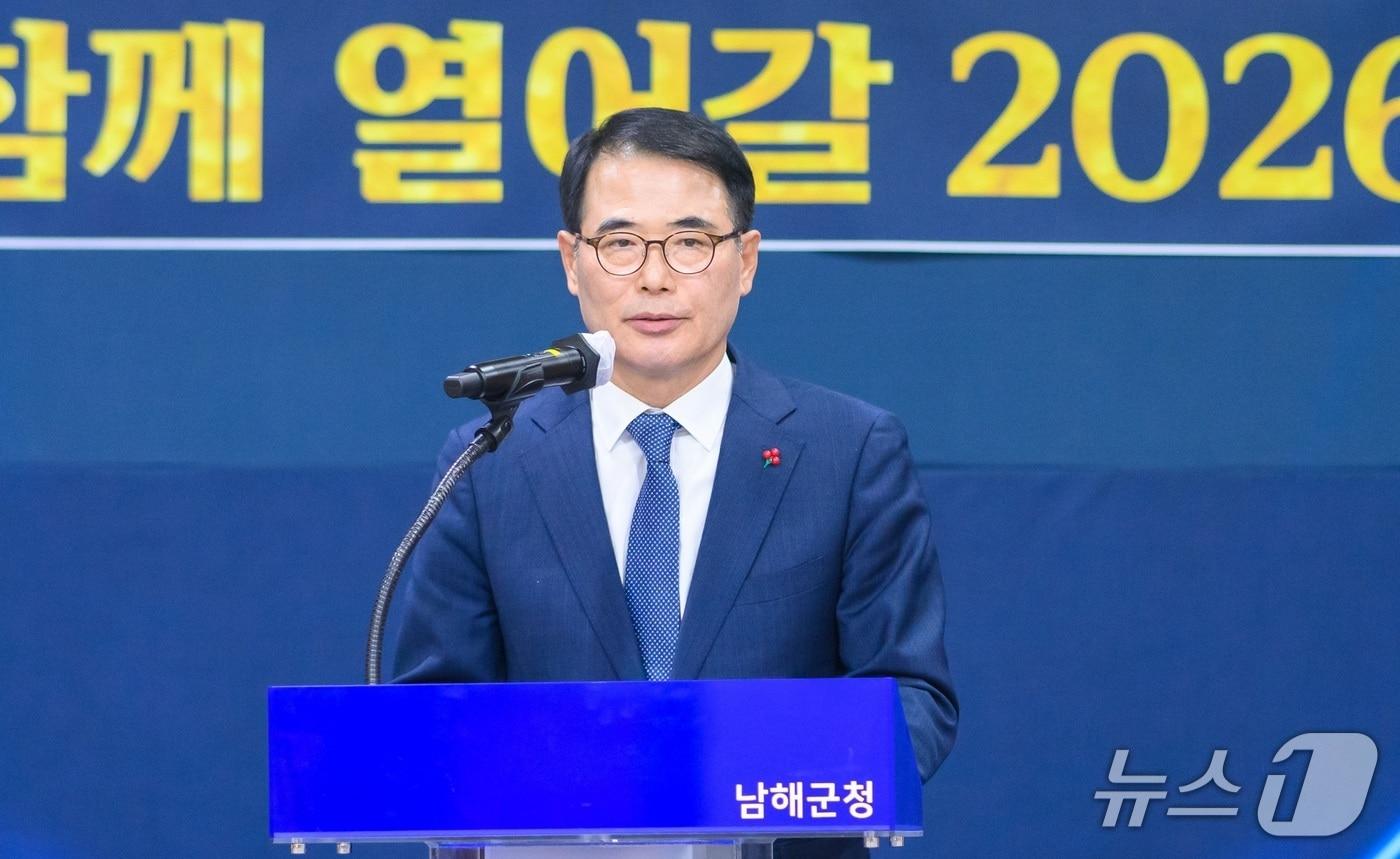 본문 이미지 - 장충남 남해군수. 뉴스1 DB