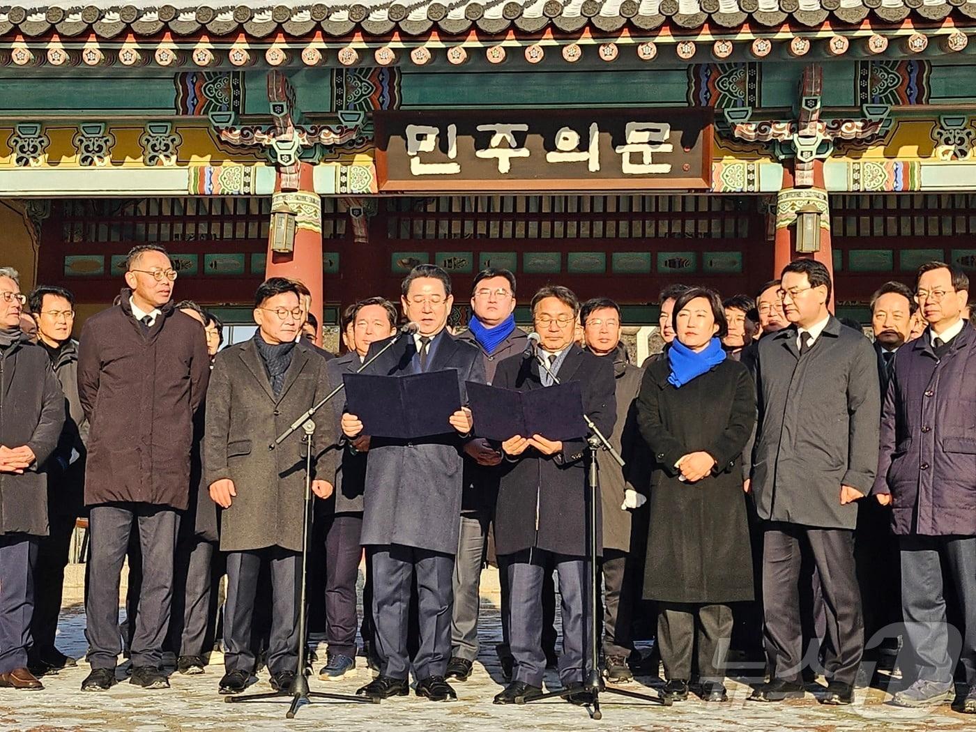 본문 이미지 - 2일 광주 북구 운정동 국립5·18민주묘지 민주의문 앞에서 강기정 광주시장과 김영록 전남도지사가 광주·전남 대통합 추진 공동선언문을 발표하고 있다. 2026.1.2/뉴스1 ⓒ News1 이수민 기자