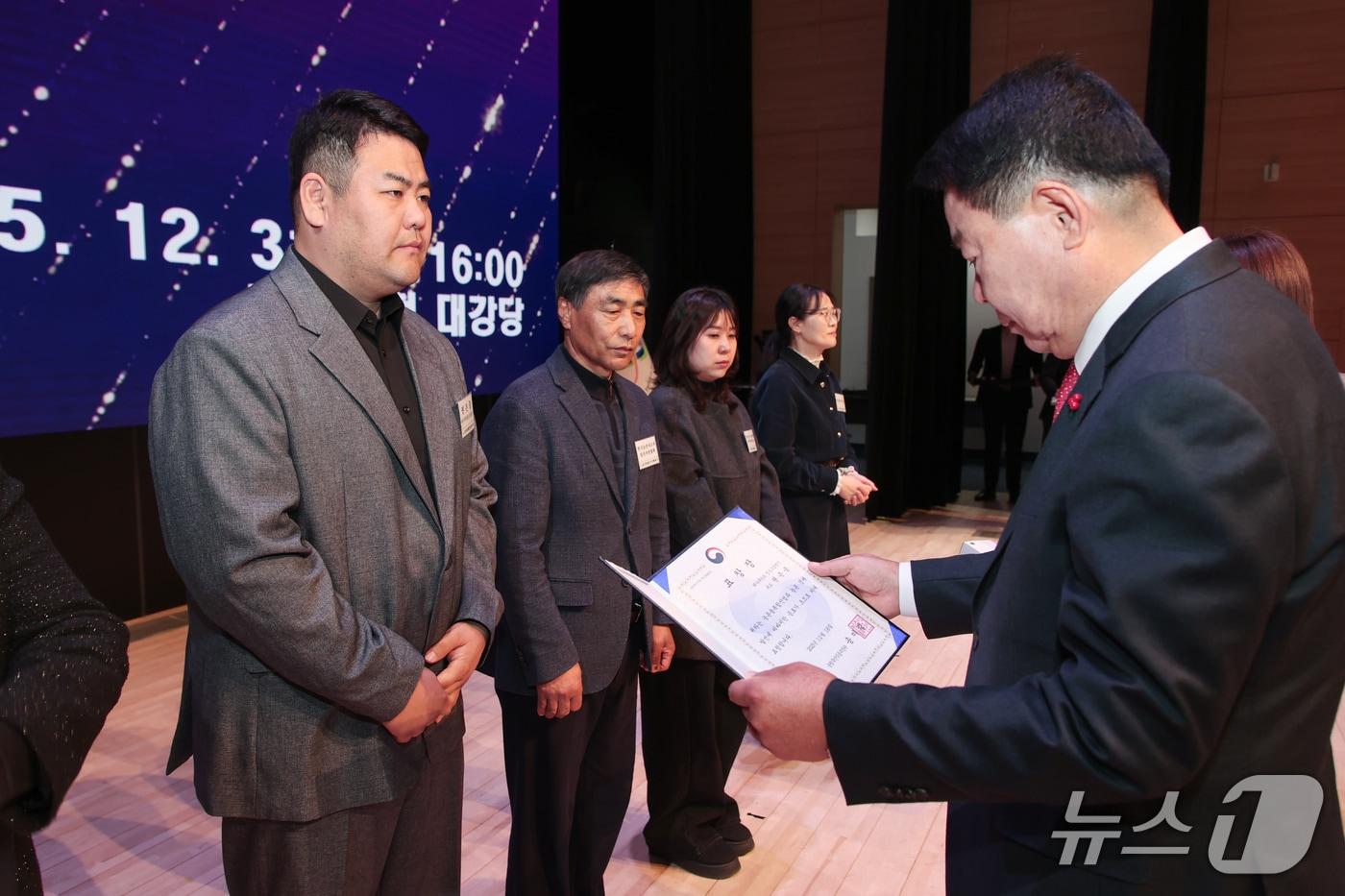 오성환 당진시장은 지난 31일 당진시 종무식에서 해나루한과영농조합법인에 표창을 수여하고 있다.(당진시 제공. 재판매 및 DB금지)2026.1.2/뉴스1