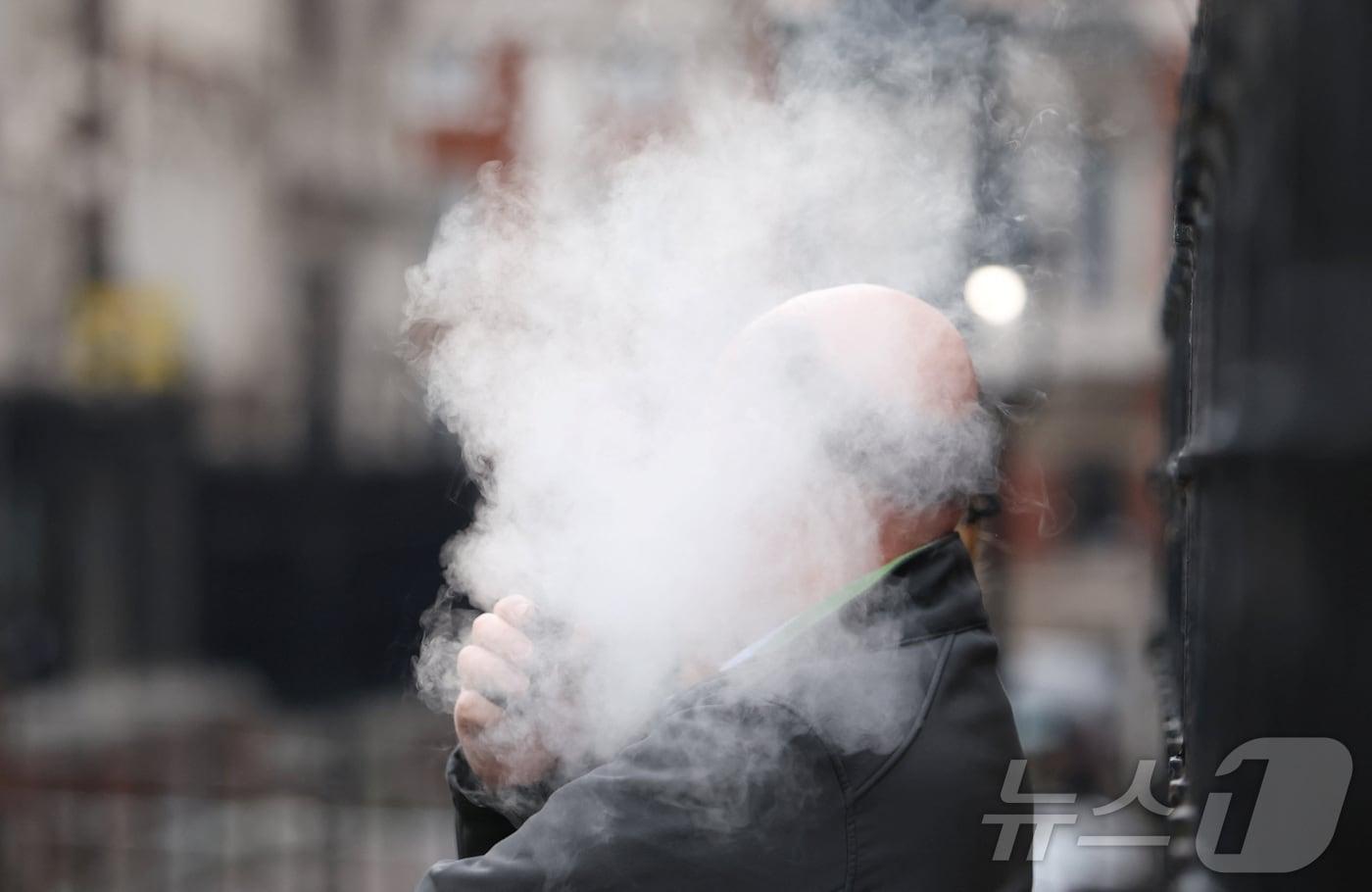 영국 런던 고등법원 경내에서 한 시민이 전자담배를 피우고 있다. (자료 사진) 2025.10.01. ⓒ 로이터=뉴스1 ⓒ News1 윤다정 기자