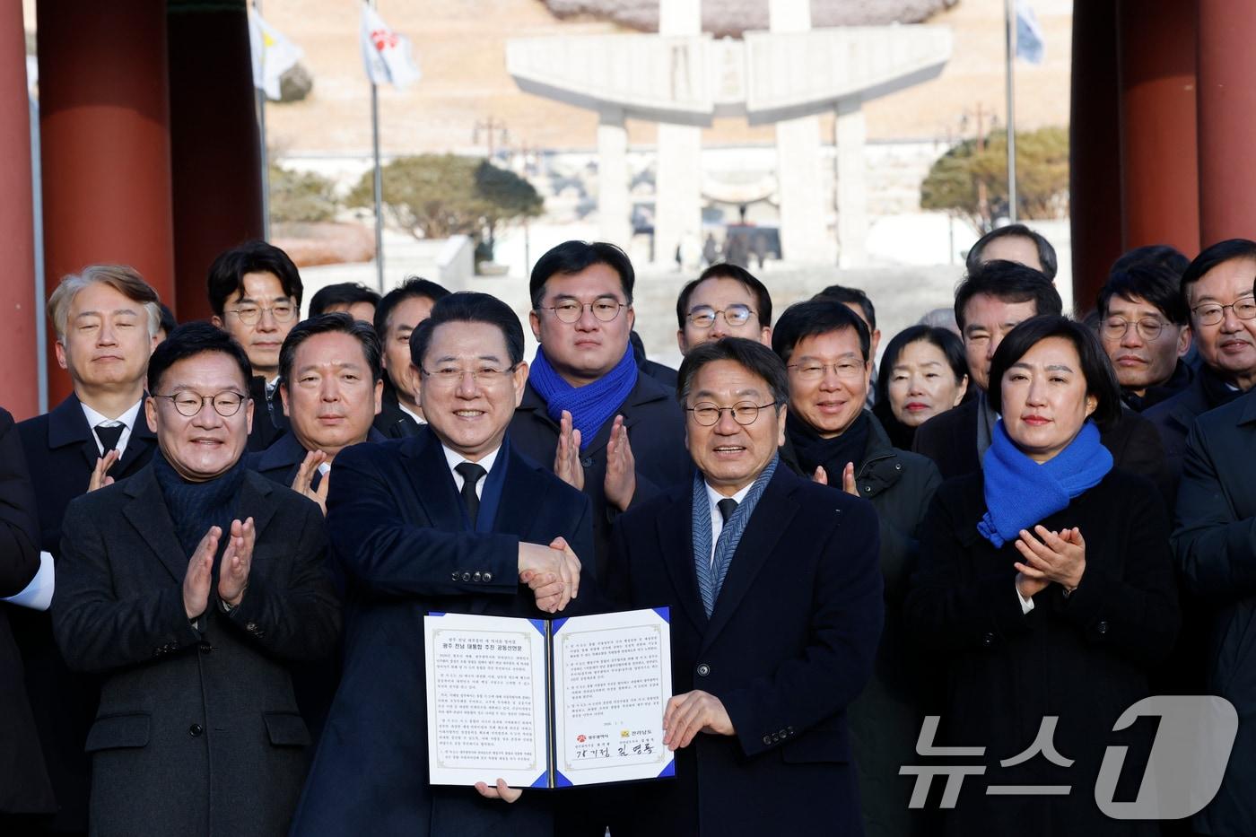 2일 광주 북구 운정동 국립5·18민주묘지 민주의문 앞에서 강기정 광주시장과 김영록 전남도지사가 광주·전남 대통합 추진 공동선언문을 발표하고 있다. 2026.1.2/뉴스1 ⓒ News1 김태성 기자