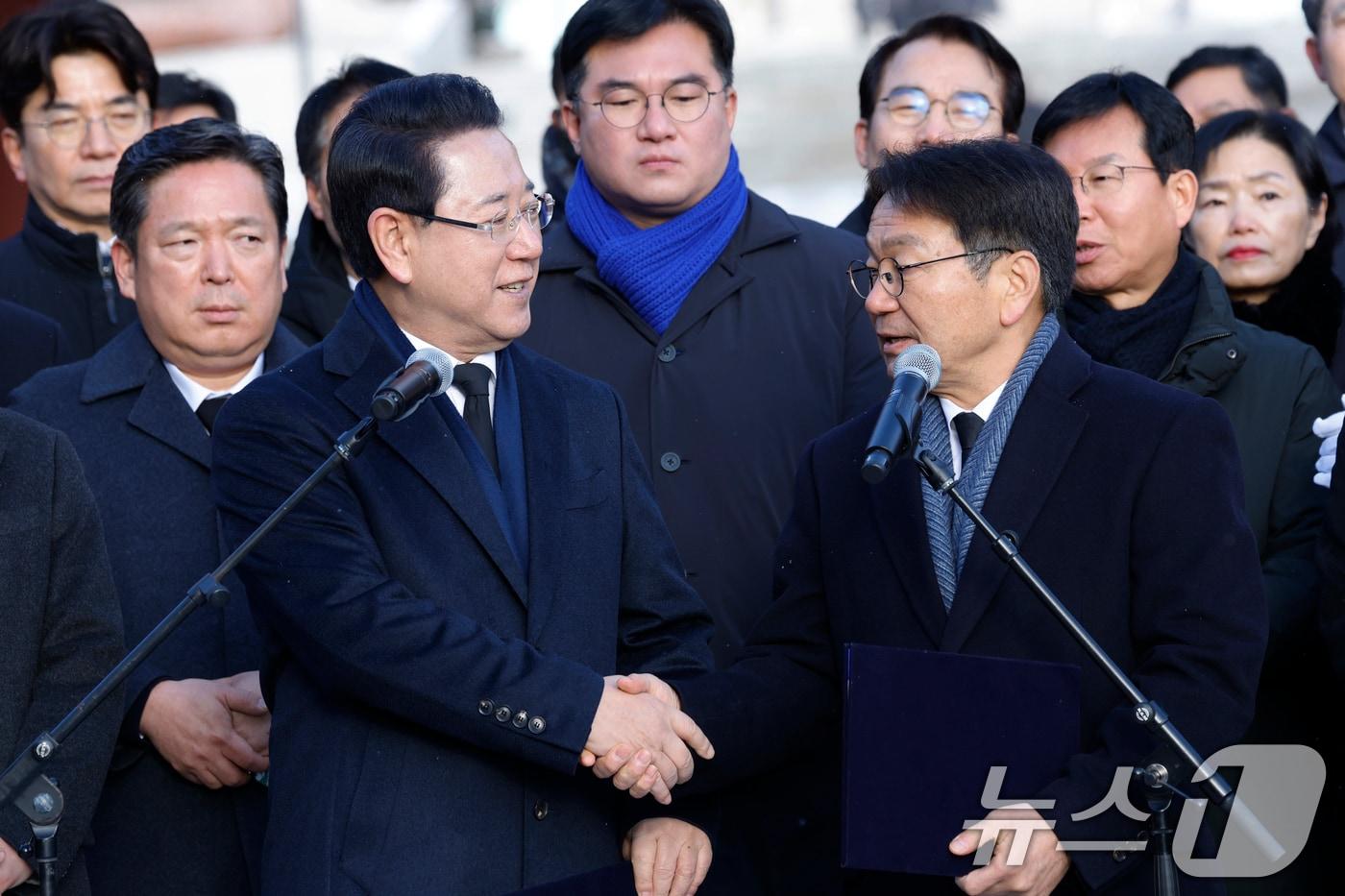 2일 광주 북구 운정동 국립5·18민주묘지 민주의문 앞에서 강기정 광주시장과 김영록 전남도지사가 광주·전남 대통합 추진 공동선언문을 발표하고 있다. 2026.1.2/뉴스1 ⓒ News1 김태성 기자