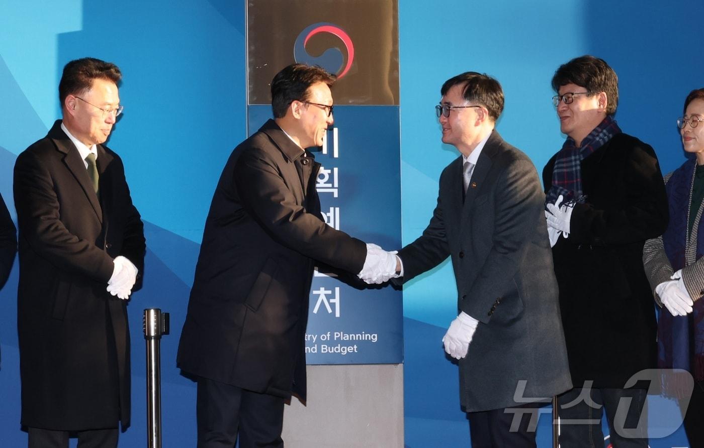 김민석 국무총리가 2일 오전 세종시 정부세종청사 6동에서 열린 기획예산처 개청 현판식을 마친 뒤 임기근 기획예산처 차관과 악수하고 있다. 2026.1.2/뉴스1 ⓒ News1 김기남 기자