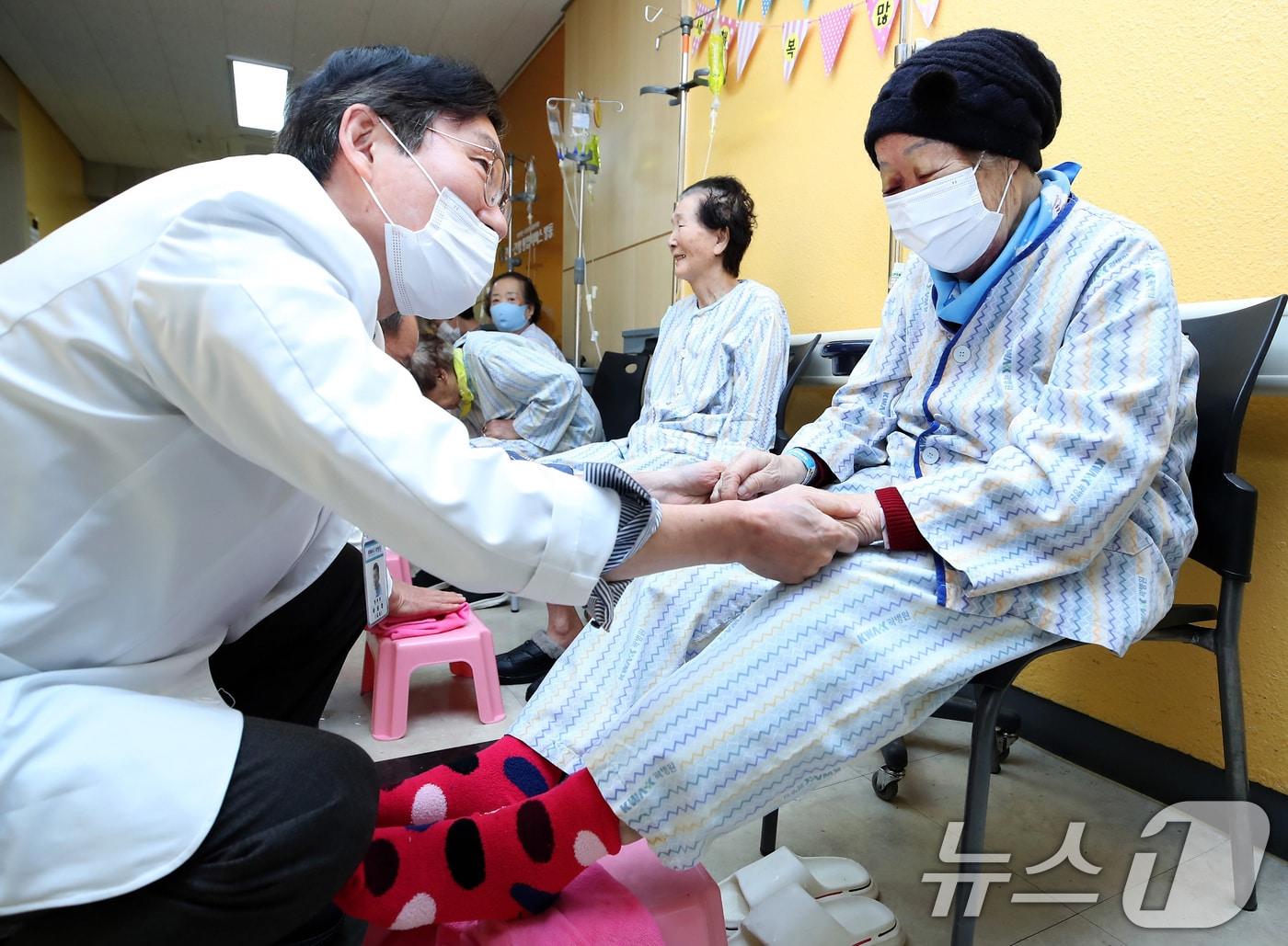 본문 이미지 - 2일 오전 대구 중구 곽병원에서 곽동협 병원장(왼쪽)이 일본군 위안부 피해 생존자인 이용수 할머니의 발을 씻어주고, 보온용 양말을 신겨준 뒤  건강을 기원하고 있다. 2026.1.2/뉴스1 ⓒ News1 공정식 기자