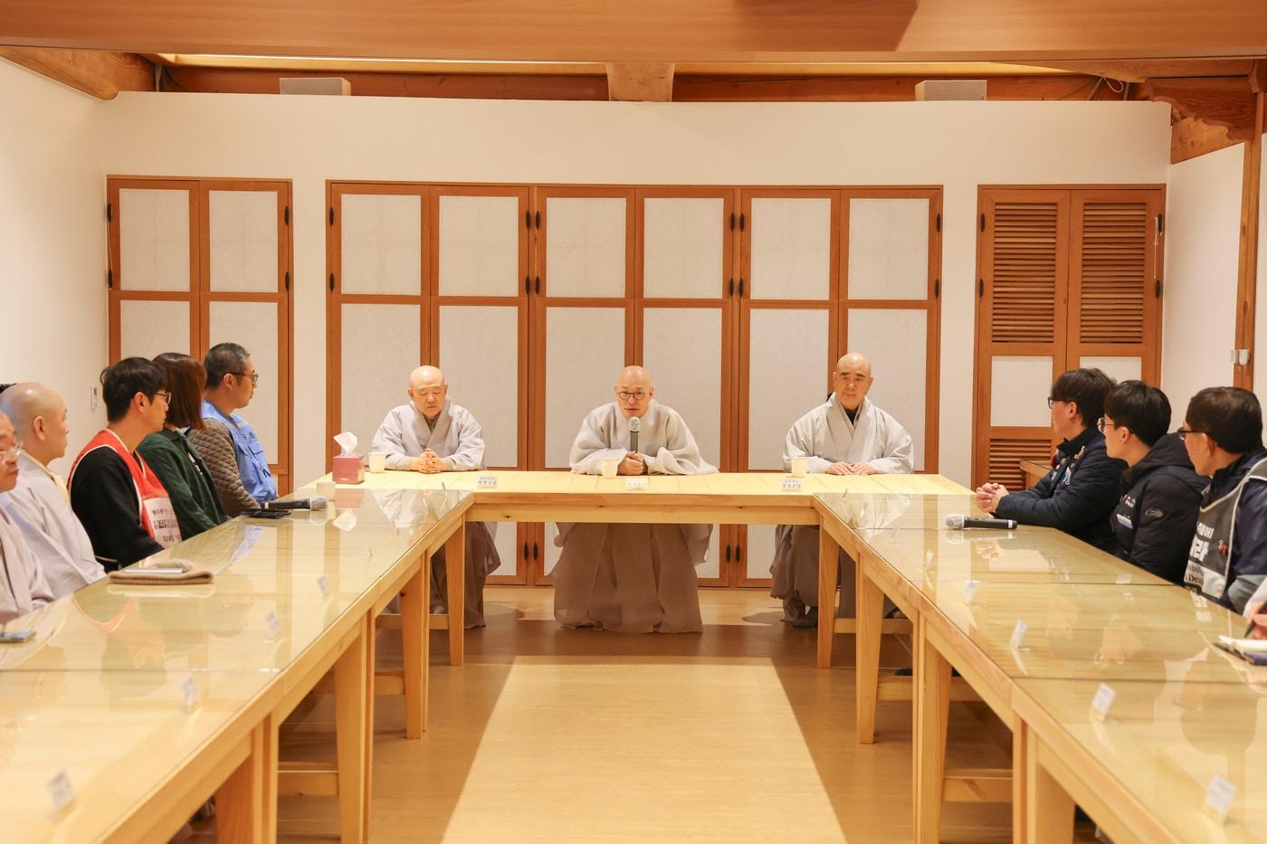 2일 조계종 진우스님이 사회적 약자들을 초청해 새해맞이 108배 기도를 올렸다. (대한불교조계종 제공)