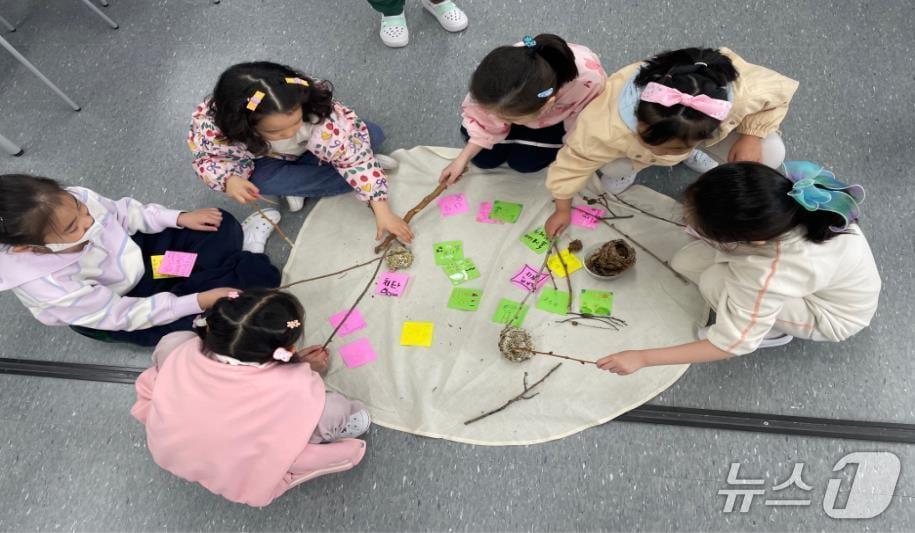 본문 이미지 - 늘봄학교 숲 교육 프로그램 ‘개구리와 함께하는 숲 이야기’ 운영  (산림청 한국산림복지진흥원 제공.재판매 및 DB금지)/뉴스1
