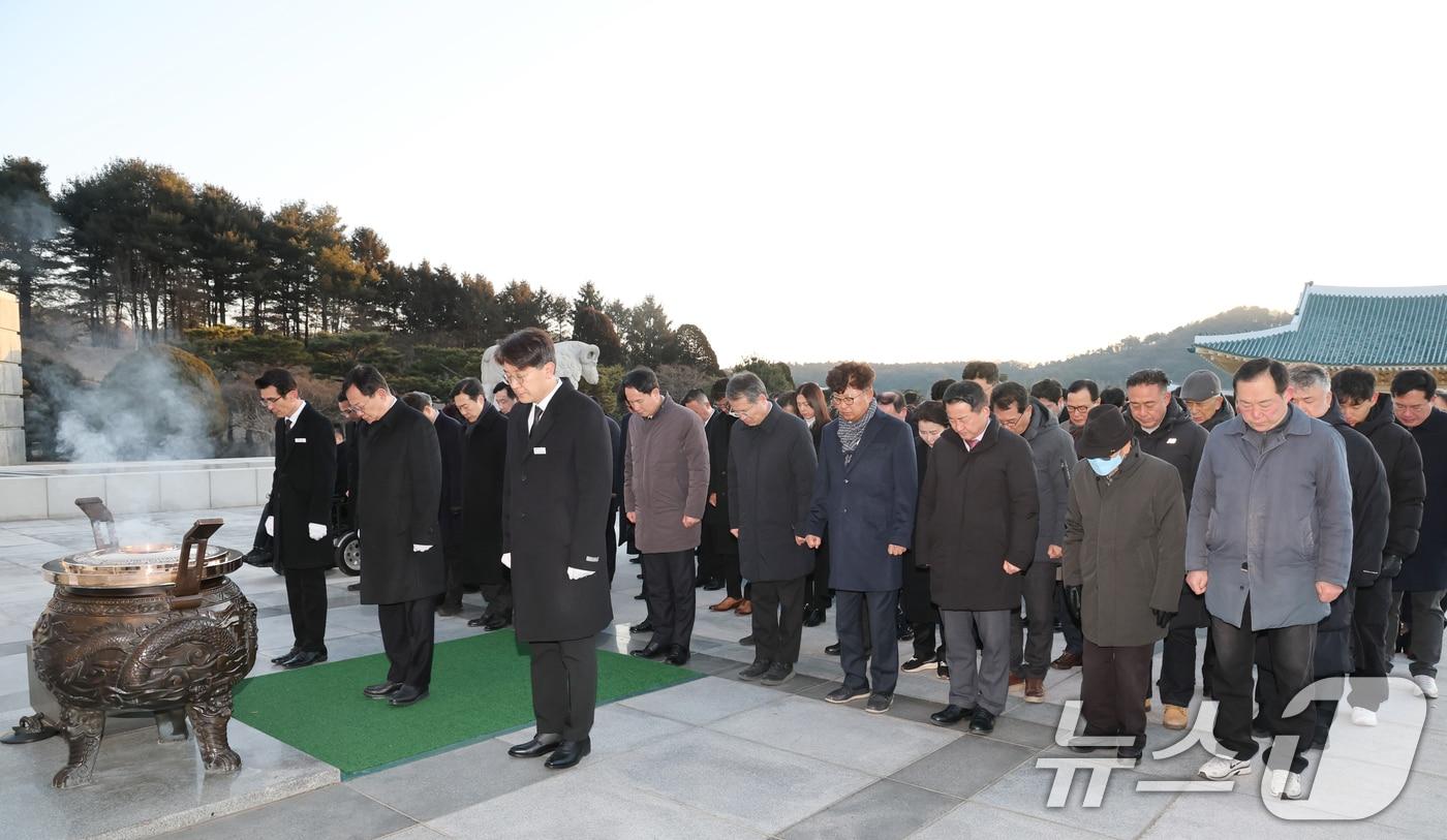 이은권 국민의힘 대전시당위원장과 당원들이 2일 오전 대전 유성구 국립대젼현충원 현충탑에서 참배하고 있다. 2026.1.2/뉴스1 ⓒ News1 김기태 기자