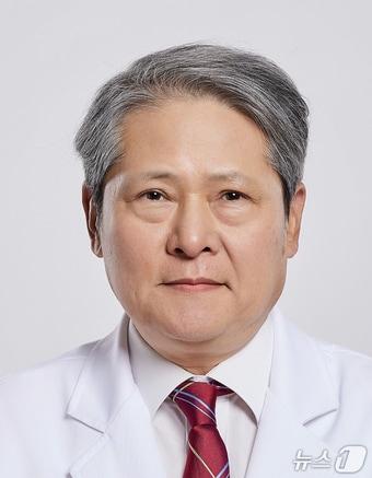 본문 이미지 - 학교법인 인제학원은 지난 1일자로 서진수 인제대학교 일산백병원 정형외과 교수(사진)를 백중앙의료원 의료원장으로 임명했다고 2일 밝혔다. 서 신임 의료원장의 임기는 지난 1일부터 오는 2027년 12월 31일까지 2년간이다.(학교법인 인제학원 제공)