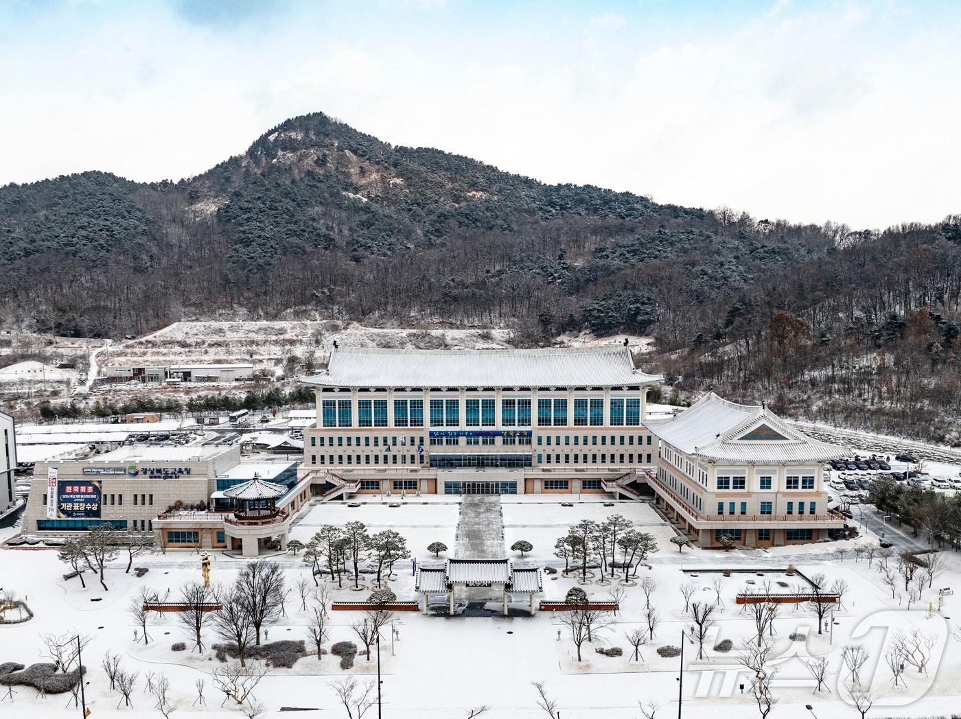 본문 이미지 - 경북교육청이 학교 급식 운영 안정과 인력난 해소를 위해 조리원 298명을 신규 채용하고 조리원 24명을 조리사로 직종 전환한다.사진은 경북도교육청 전경 /뉴스1