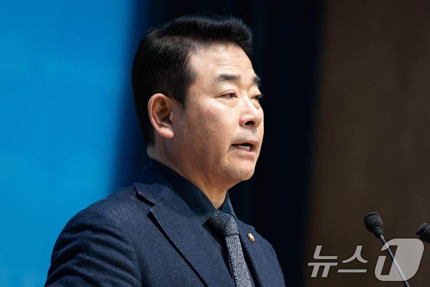 본문 이미지 - 박정 더불어민주당 의원이 2일 서울 여의도 국회 소통관에서 원내대표 보궐선거 출마 기자회견을 하고 있다. 2026.1.2 ⓒ 뉴스1 유승관 기자