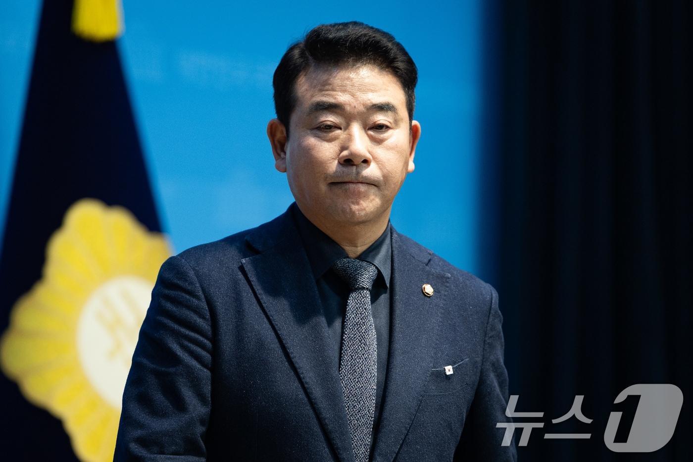 본문 이미지 - 박정 더불어민주당 의원이 2일 서울 여의도 국회 소통관에서 원내대표 보궐선거 출마 기자회견을 마친 후 기자회견장을 나서고 있다. 2026.1.2 ⓒ 뉴스1 유승관 기자