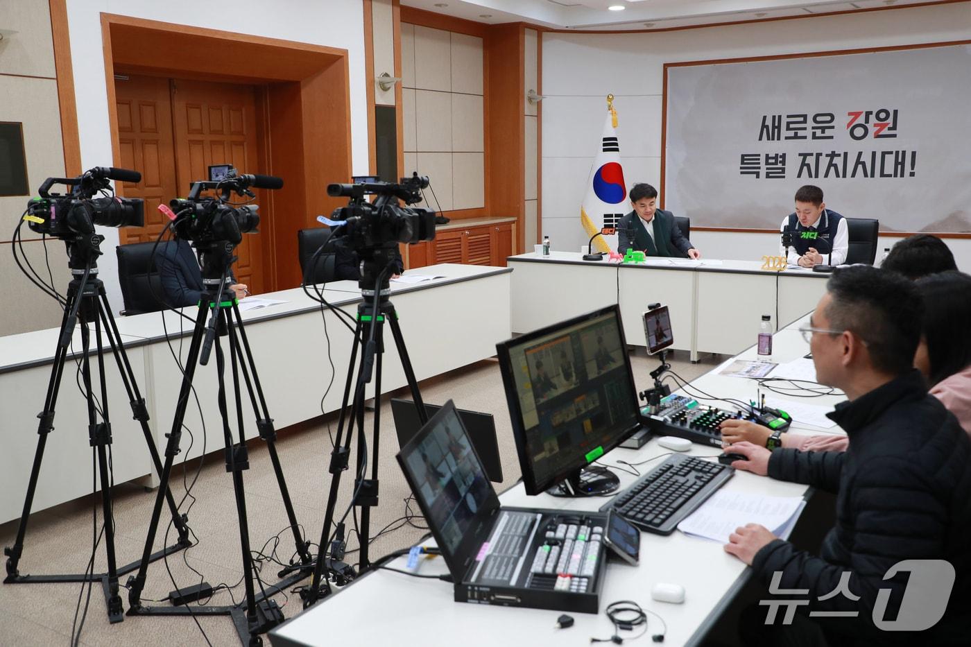 김진태 강원도지사가 2일 도청 본관 소회의실에서 '보이는 라디오'를 진행하고 있다.(강원도 제공, 재판매 및 DB금지)