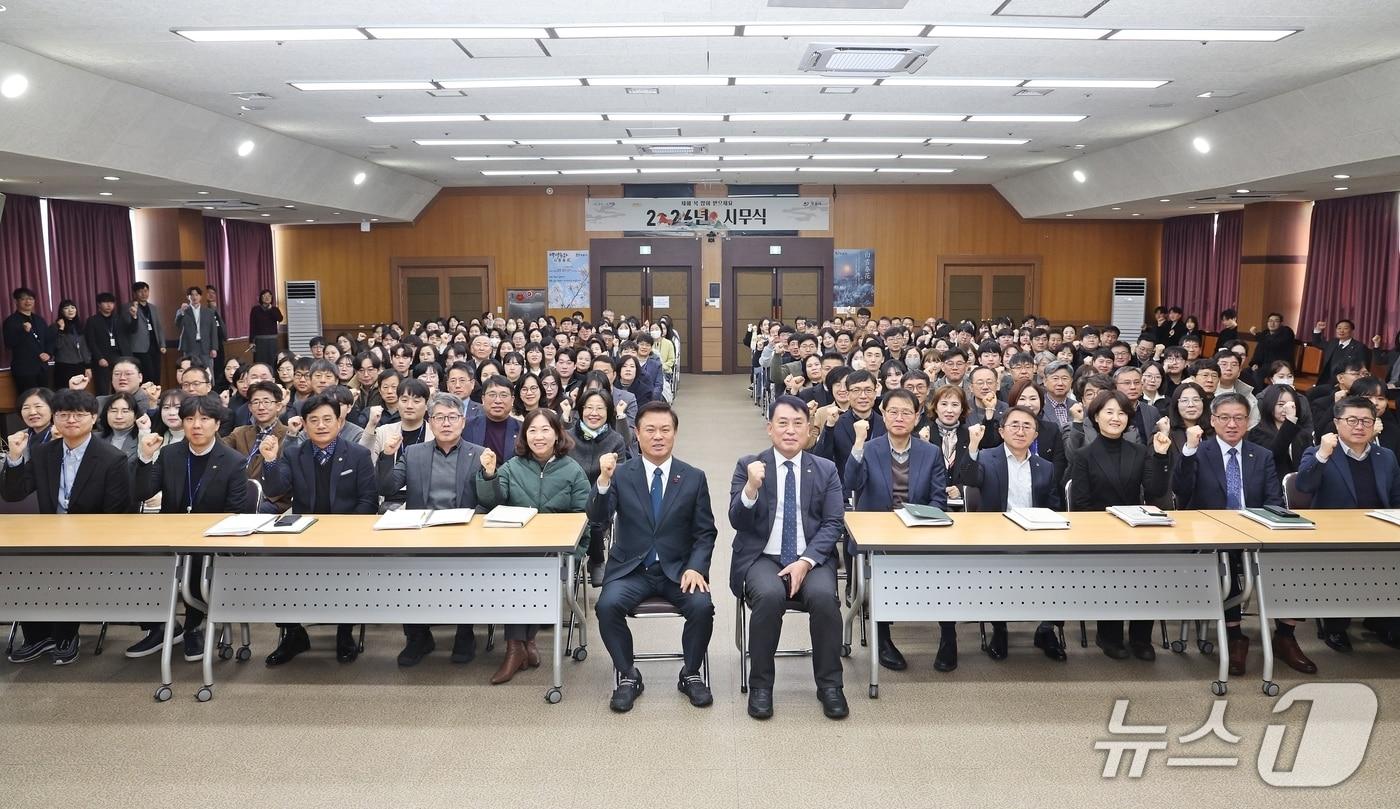 2일 이학수 전북 정읍시장과 직원들이 시무식을 갖고 기념 촬영을 하고 있다.(정읍시 제공. 재판매 및 DB금지)/뉴스1 
