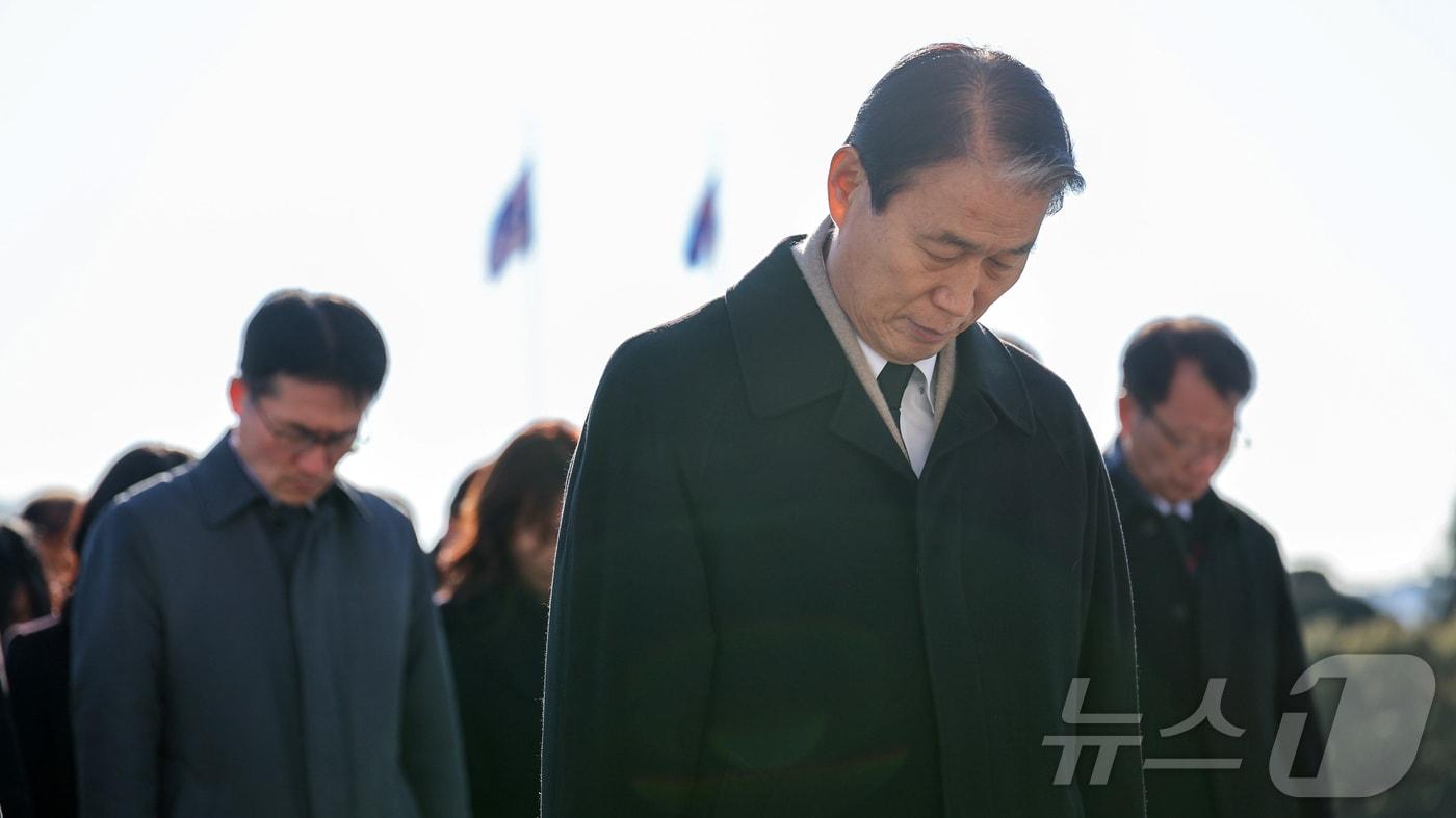 본문 이미지 - 권오을 국가보훈부 장관이 지난 1월  대전 유성구 국립대전현충원을 방문해 참배하는 모습. 2026.1.2 ⓒ 뉴스1(국가보훈부 제공. 재판매 및 DB 금지) 