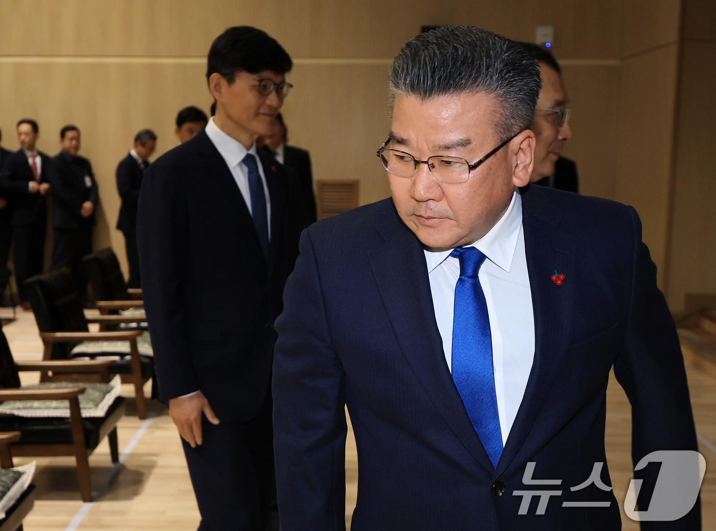 본문 이미지 - 유병호 감사원 감사위원이 2일 서울 감사원 대강당에서 열린 김호철 신임 감사원장 취임식을 마친 뒤 이동하고 있다. 2026.1.2/뉴스1 ⓒ News1 김진환 기자