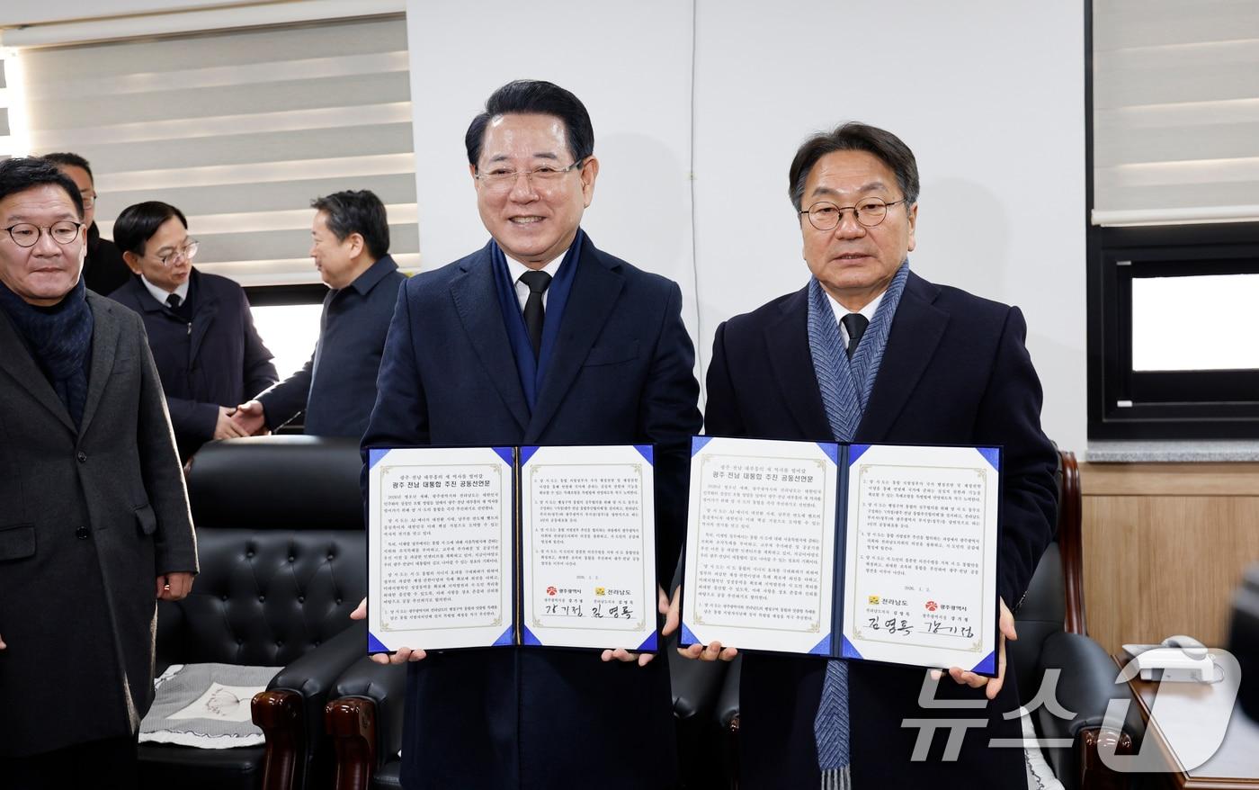 강기정 광주시장과 김영록 전남도지사가 2일 광주 북구 운정동 국립5·18민주묘지를 찾아 참배에 앞서 광주·전남 대통합 추진 공동선언문에 서명하고 기념촬영을 하고있다. ⓒ News1 김태성 기자