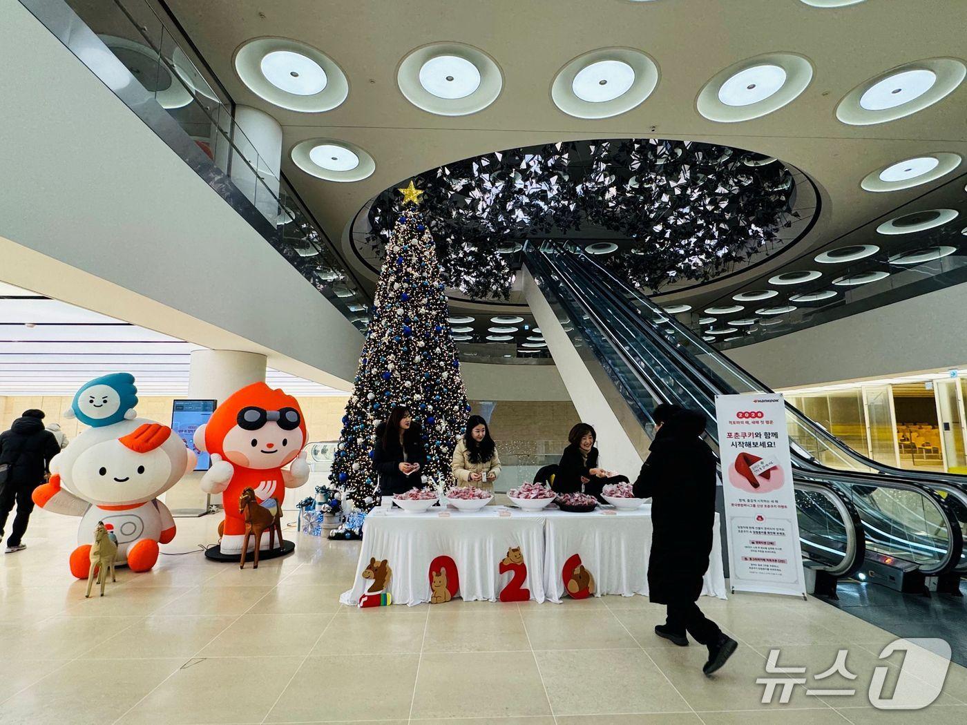 본문 이미지 -  2일 오전 한국앤컴퍼니그룹 판교 본사 로비에서 임직원들이 행운을 담은 포춘쿠키와 덕담 엽서를 받으며 활기찬 새해를 시작하고 있다.(한국앤컴퍼니 제공). 2026.01.02/뉴스1