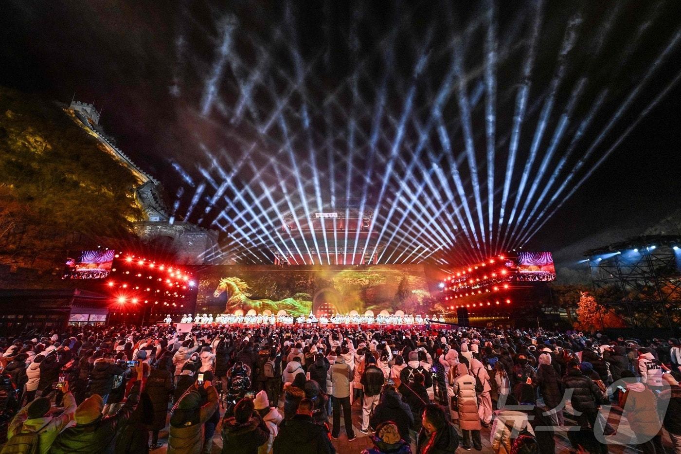 1일(현지시간) 중국 베이징 주용관 만리장성에서 열린 신년 행사에서 공연이 열리고 있다. ⓒ AFP=뉴스1 ⓒ AFP=뉴스1 