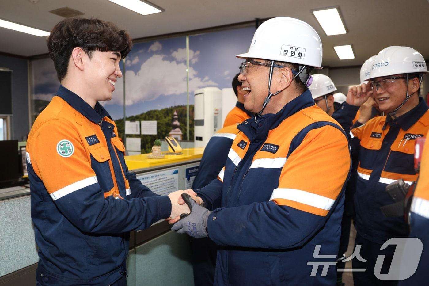 장인화 포스코 회장이 2일 포스코 포항제철소에서 근무 중인 직원들과 만나 격력하고 있다.(포스코 포항제철소제공, 재판매 및 DB금지) ⓒ News1 최창호 기자