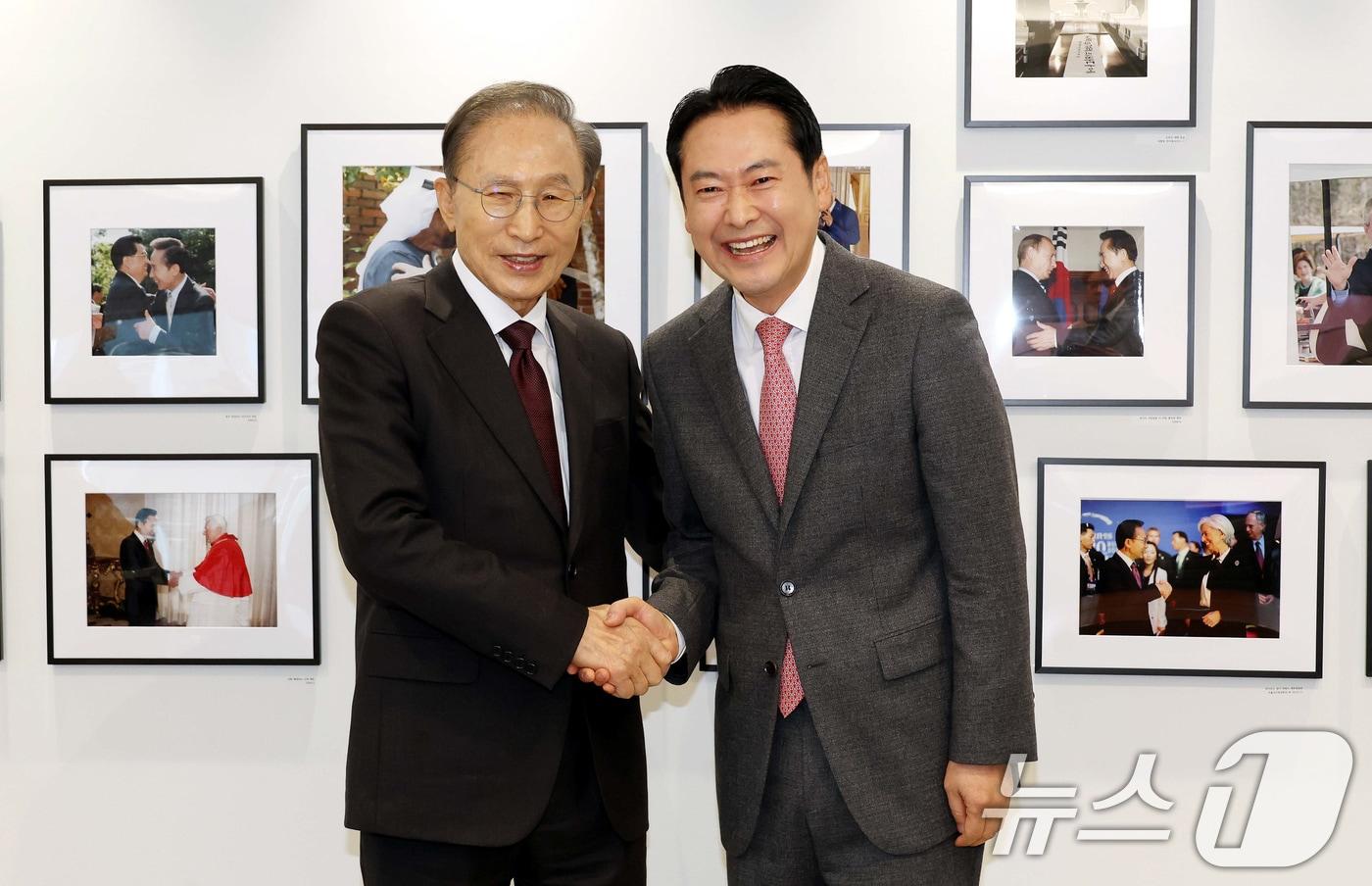장동혁 국민의힘 대표가 2일 서울 서초구 영포빌딩에서 이명박 전 대통령을 예방, 기념 촬영을 하고 있다. 2026.1.2/뉴스1 ⓒ News1 국회사진기자단