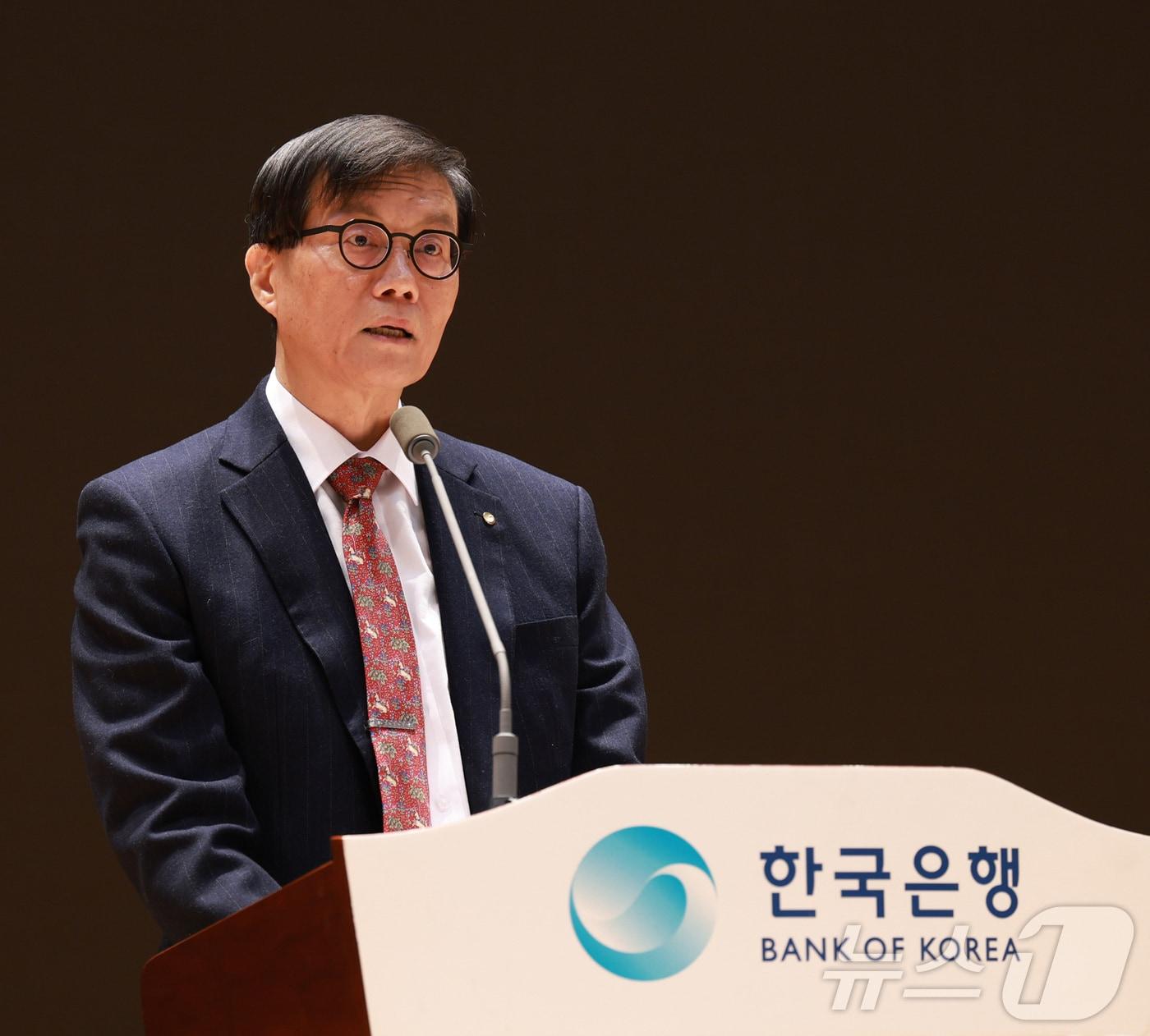 본문 이미지 - 이창용 한국은행 총재가 2일 오전 서울 중구 한국은행에서 열린 시무식에서 신년사를 발표하고 있다. (한국은행 제공. 재판매 및 DB 금지) 2026.1.2/뉴스1