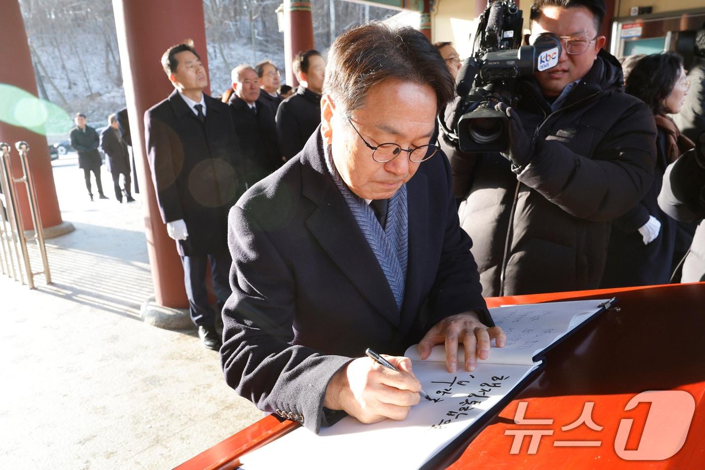 강기정 광주시장이 2일 광주 북구 운정동 국립5·18민주묘지를 찾아 참배에 앞서 방명록을 쓰고 있다. ⓒ News1 김태성 기자