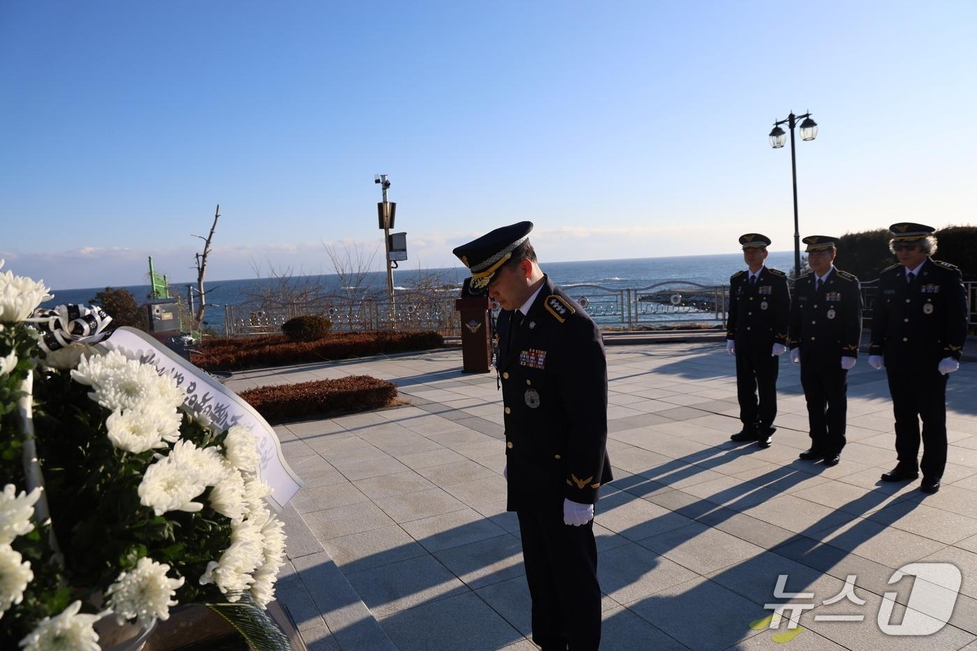2일 충혼탑 참배하는 이우수 속초해양경찰서장.(속초해경 제공, 재판매 및 DB 금지) 2026.1.2/뉴스1